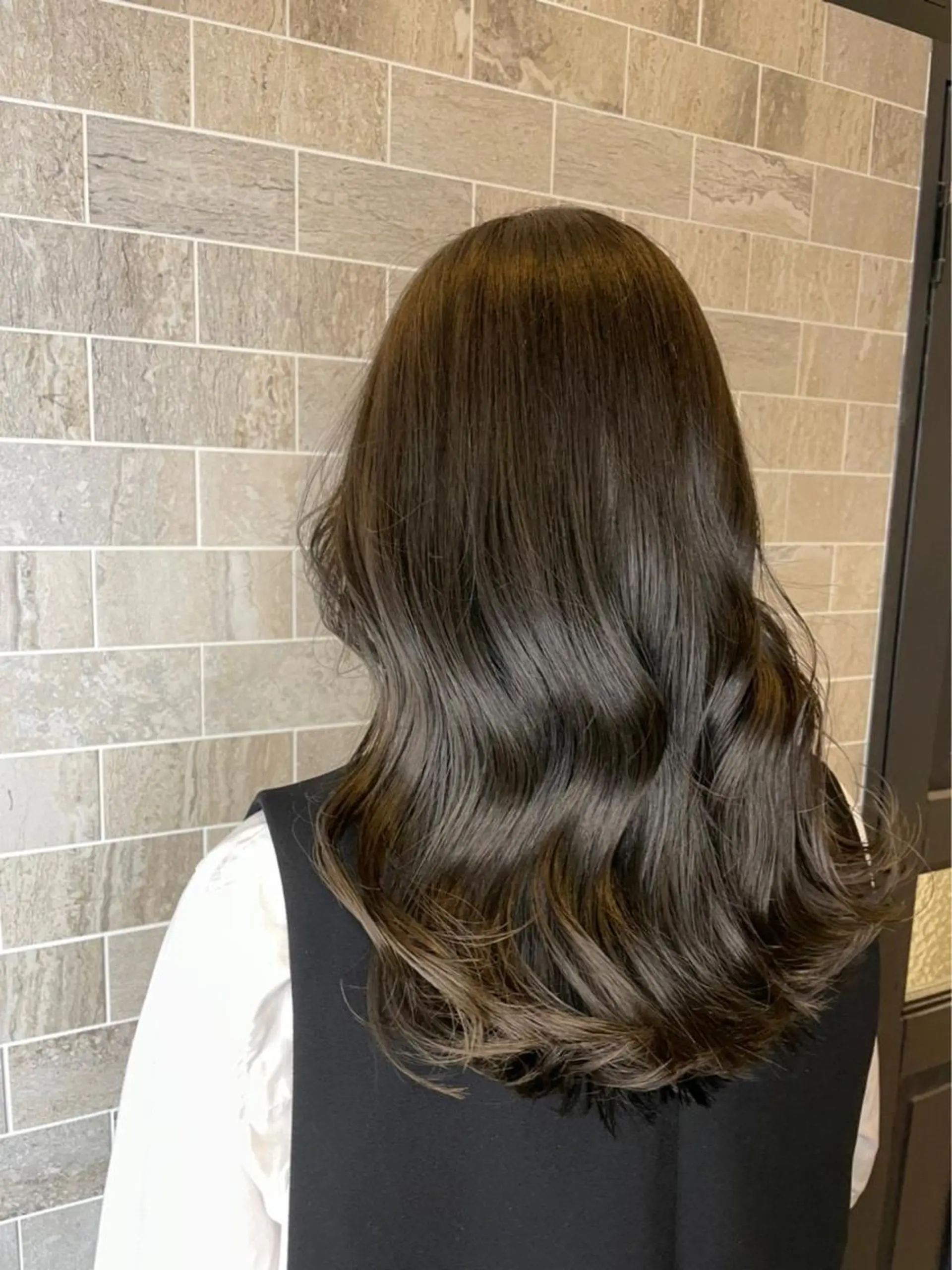 ミディアム 栗林 茉那のヘアスタイル