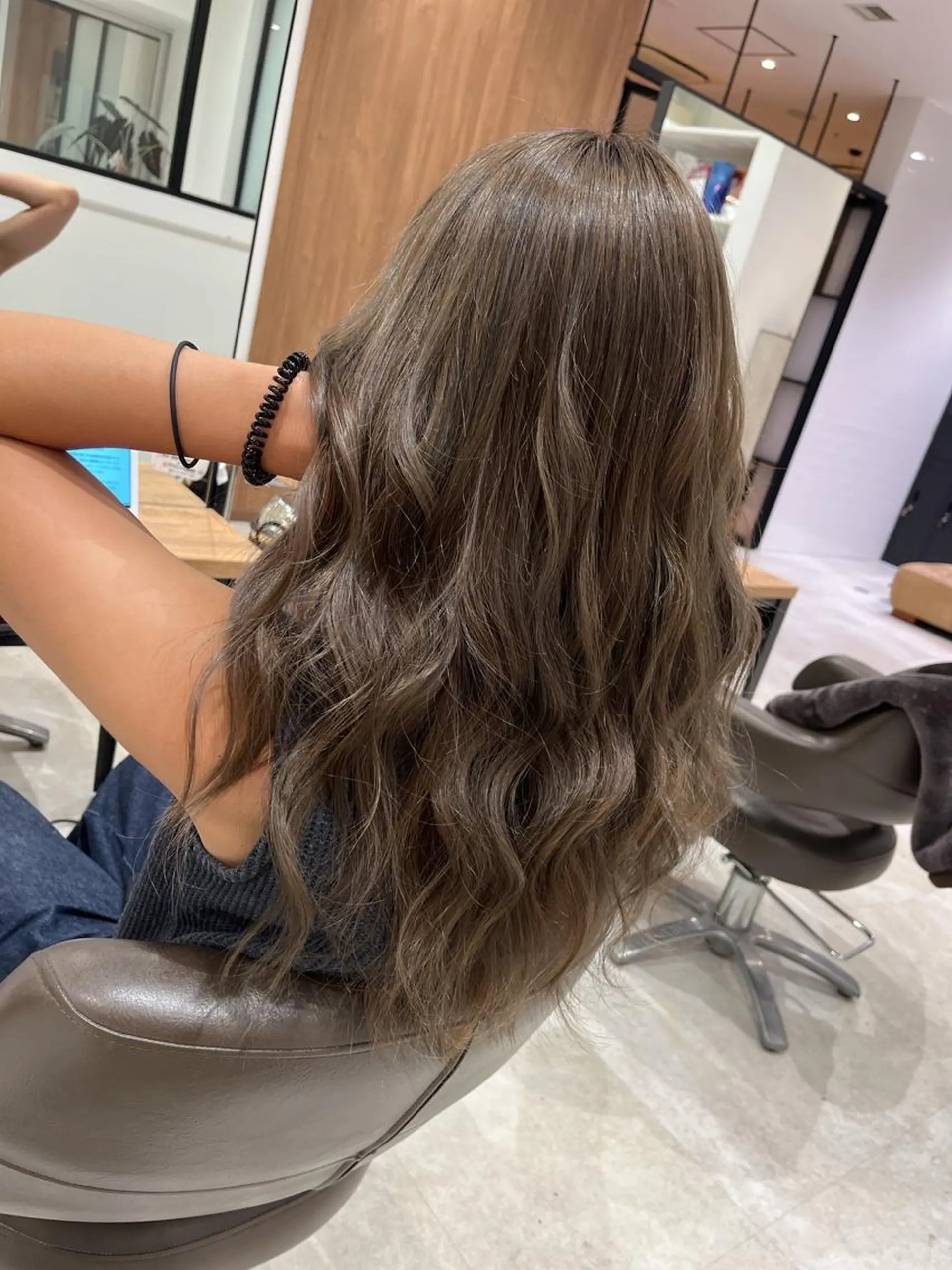 ロング カラー グレージュ lien ヒジリのヘアスタイル