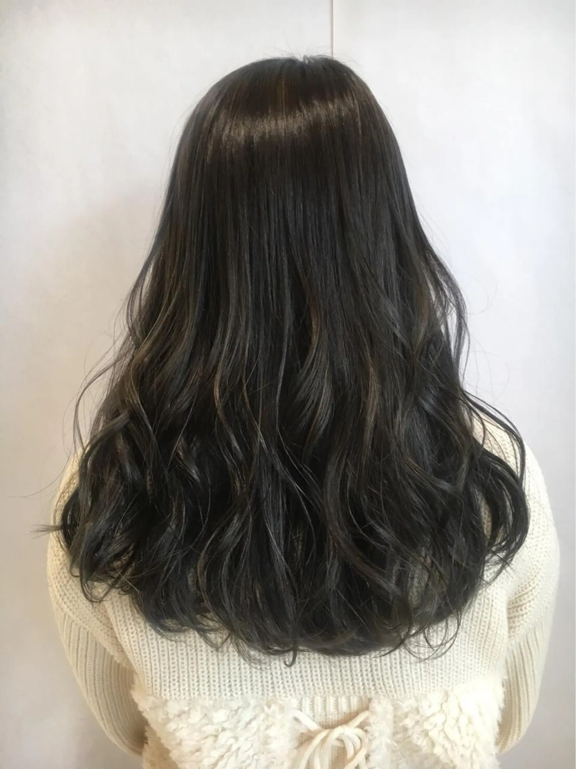 セミロング カラー アッシュ ダークグレー ブリーチ/髪質改善 前田志穂のヘアスタイル