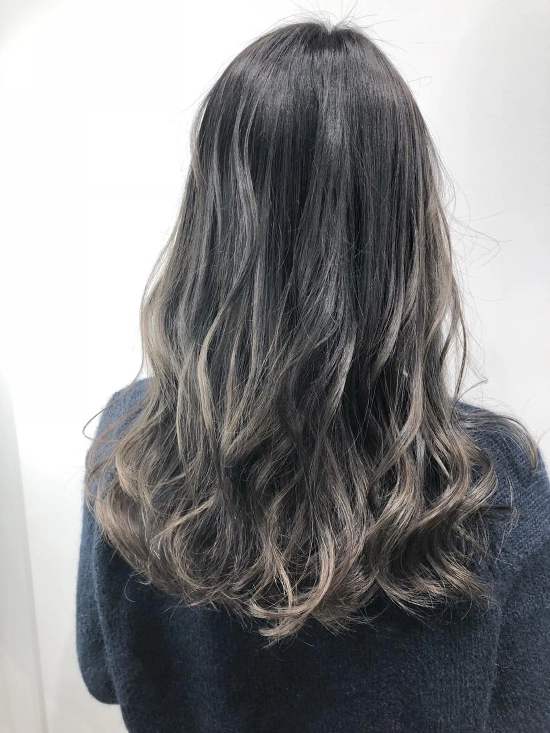 ロング カラー バレイヤージュ 透明感カラー グレージュ ハイライトカラー ハイライト  渡部 妃月のヘアスタイル