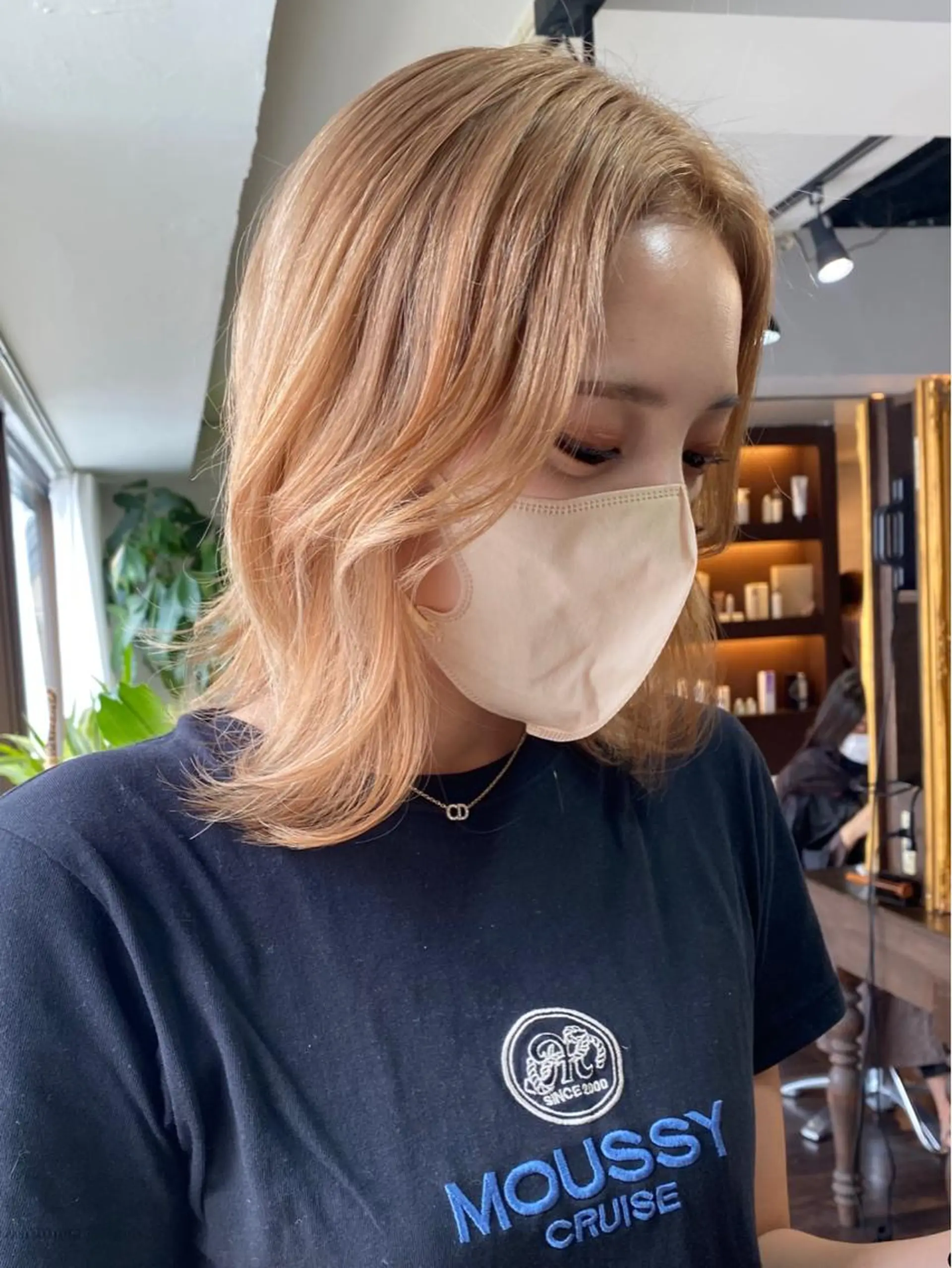 ミディアム カラー ヘアアレンジ ベージュカラー ブリーチ ダブルカラー ハイトーンカラー ハイトーンベージュ カット ヘアカラー トリートメント 韓国ヘア×髪質 改善🇰🇷シオリのヘアスタイル