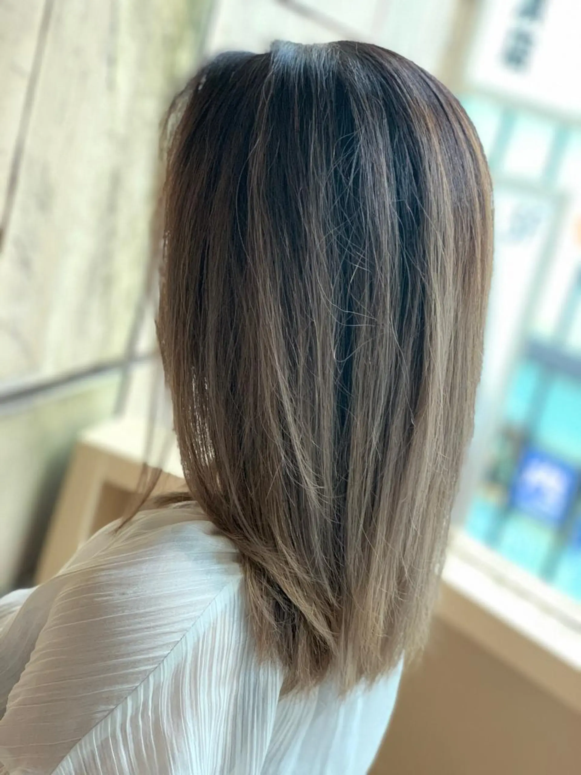 セミロング カラー バレイヤージュ ハイライトカラー ハイライト レイヤーカット エフェクトブリーチ エクステhiroのヘアスタイル