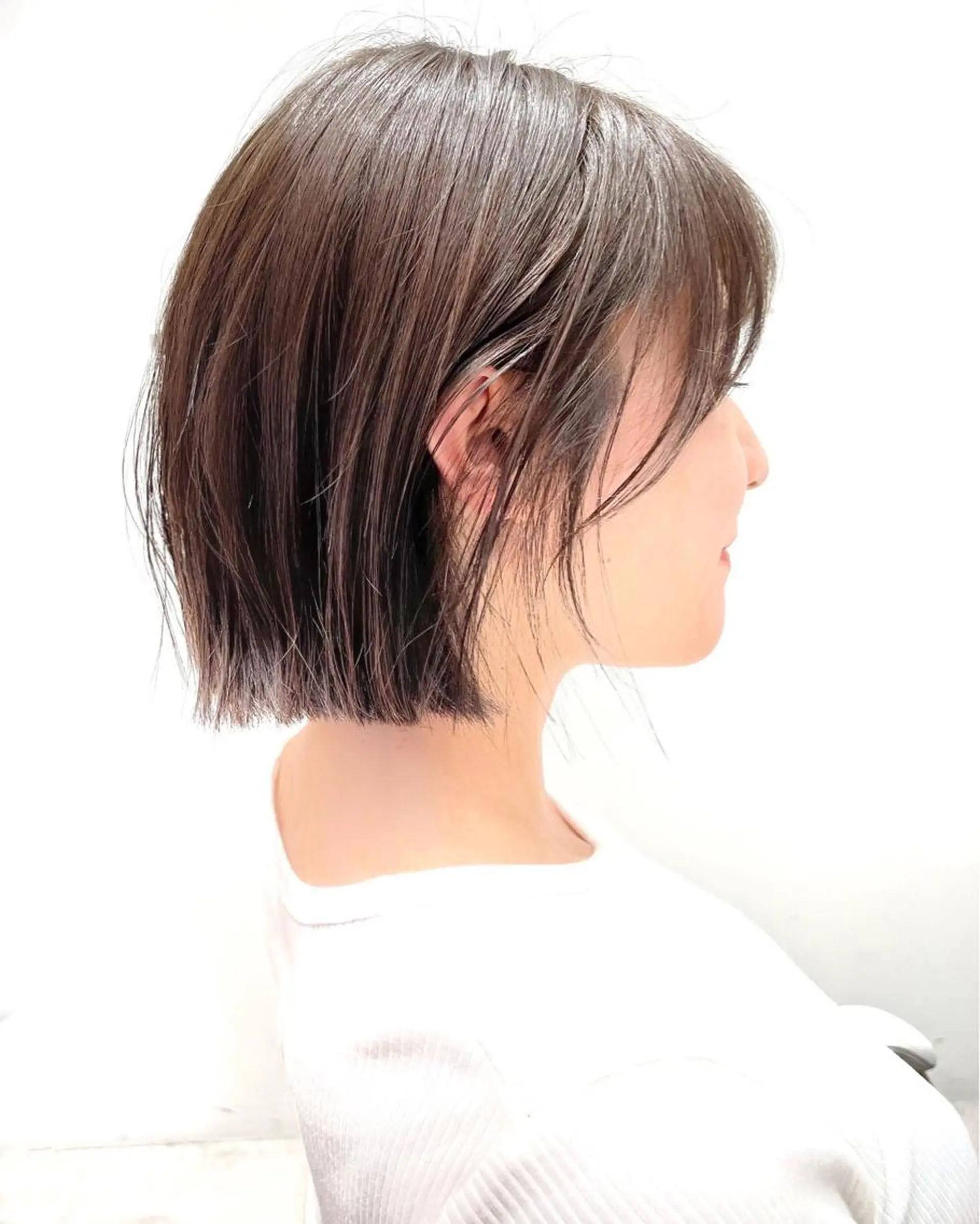 ショート カラー 切りっぱなしボブ 前下がりボブ ベージュカラー ブリーチ グレージュ カット ヘアカラー トリートメント ニュアンスレイヤー ハイトーンカラーのヘアスタイル