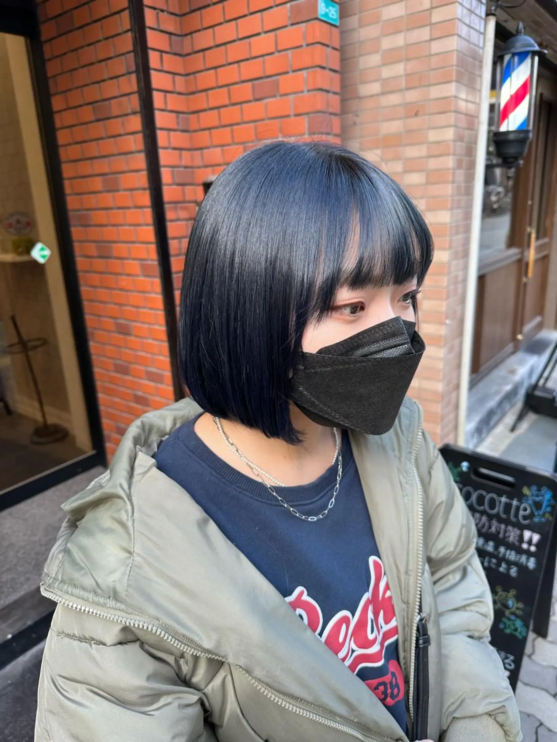 ミディアム カラー ブリーチ 透明感カラー ダークグレー カット ヘアカラー トリートメント 上田 紗也のヘアスタイル