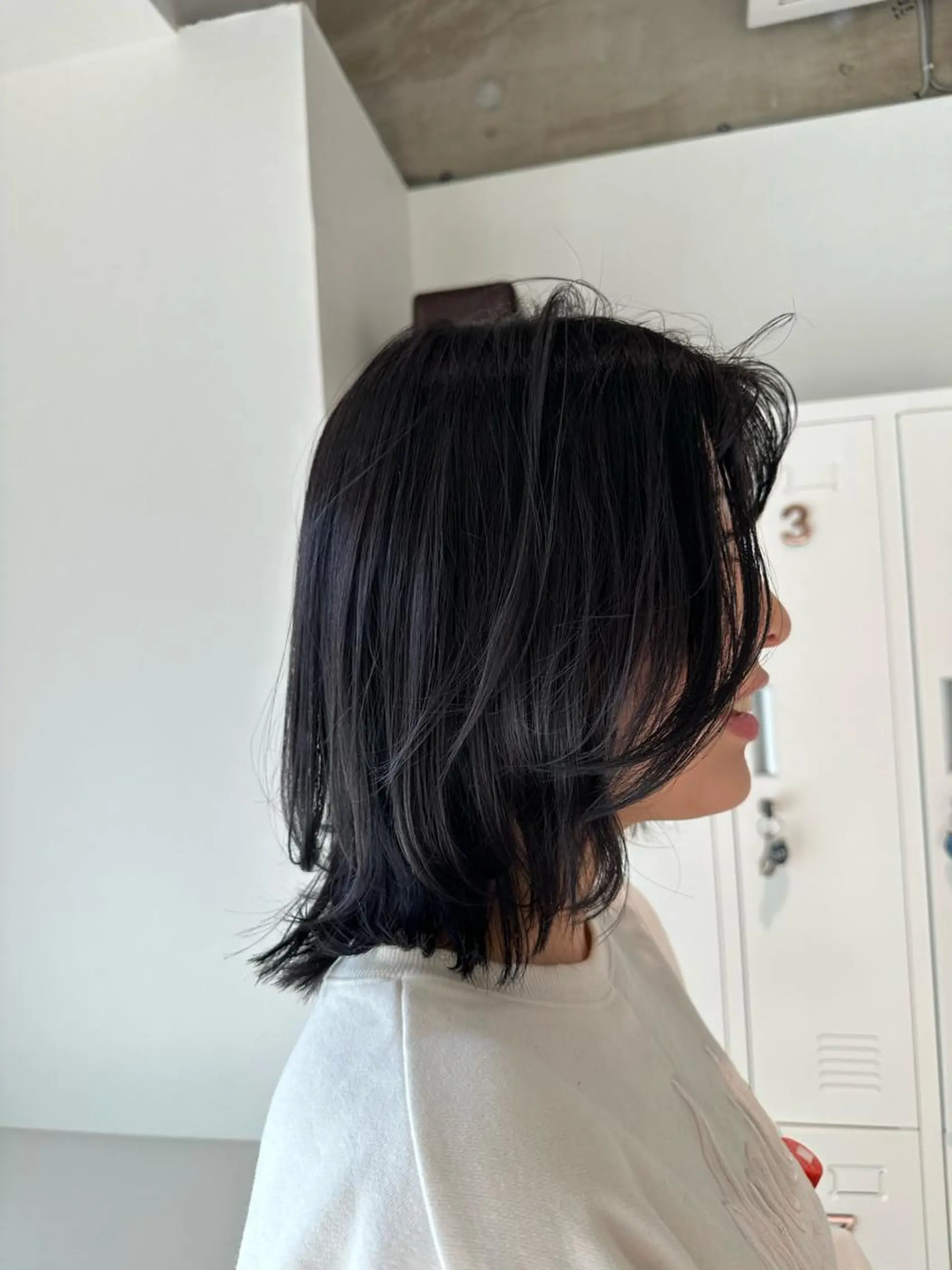 ミディアム カラー 黒髪 ブルーカラー ブルーブラック カット ヘアカラー Annie 吉田 裕美のヘアスタイル