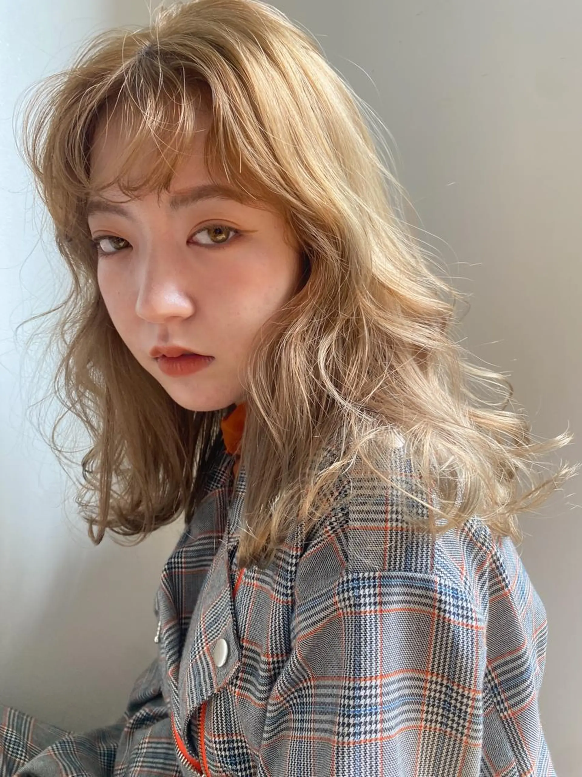 セミロング カラー ベージュカラー ブリーチ ハイトーンカラー ハイトーンベージュ es SALON所属・神崎 夢羽のヘアスタイル