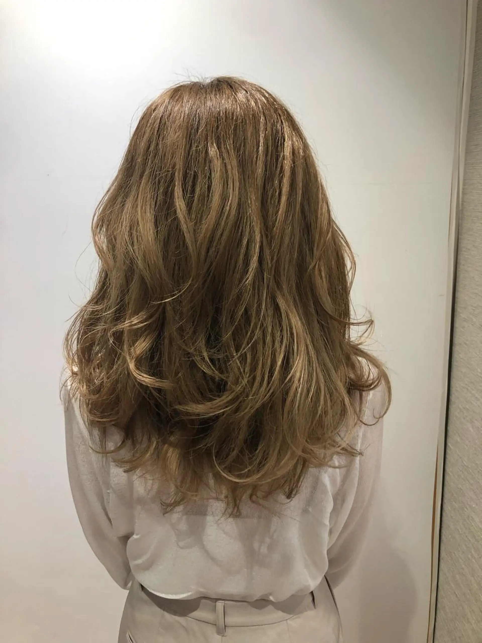 ロング カラー ベージュカラー グラデーションカラー ミルクティーベージュ dogstar小林諒 レイヤー/パーマのヘアスタイル