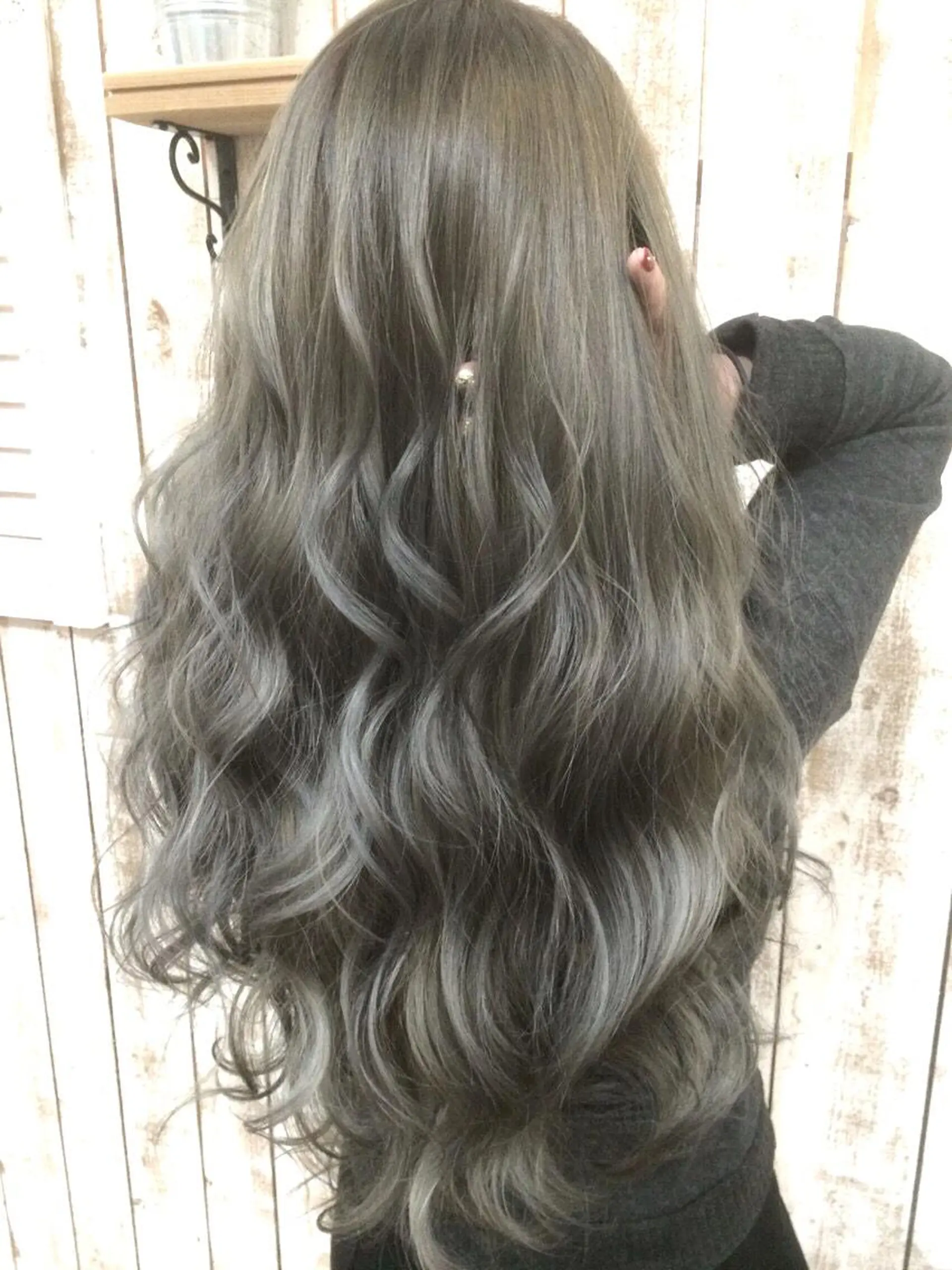 ロング カラー バレイヤージュ シルバー レイヤーカット ヘアカラー トリートメント 井上 一平のヘアスタイル