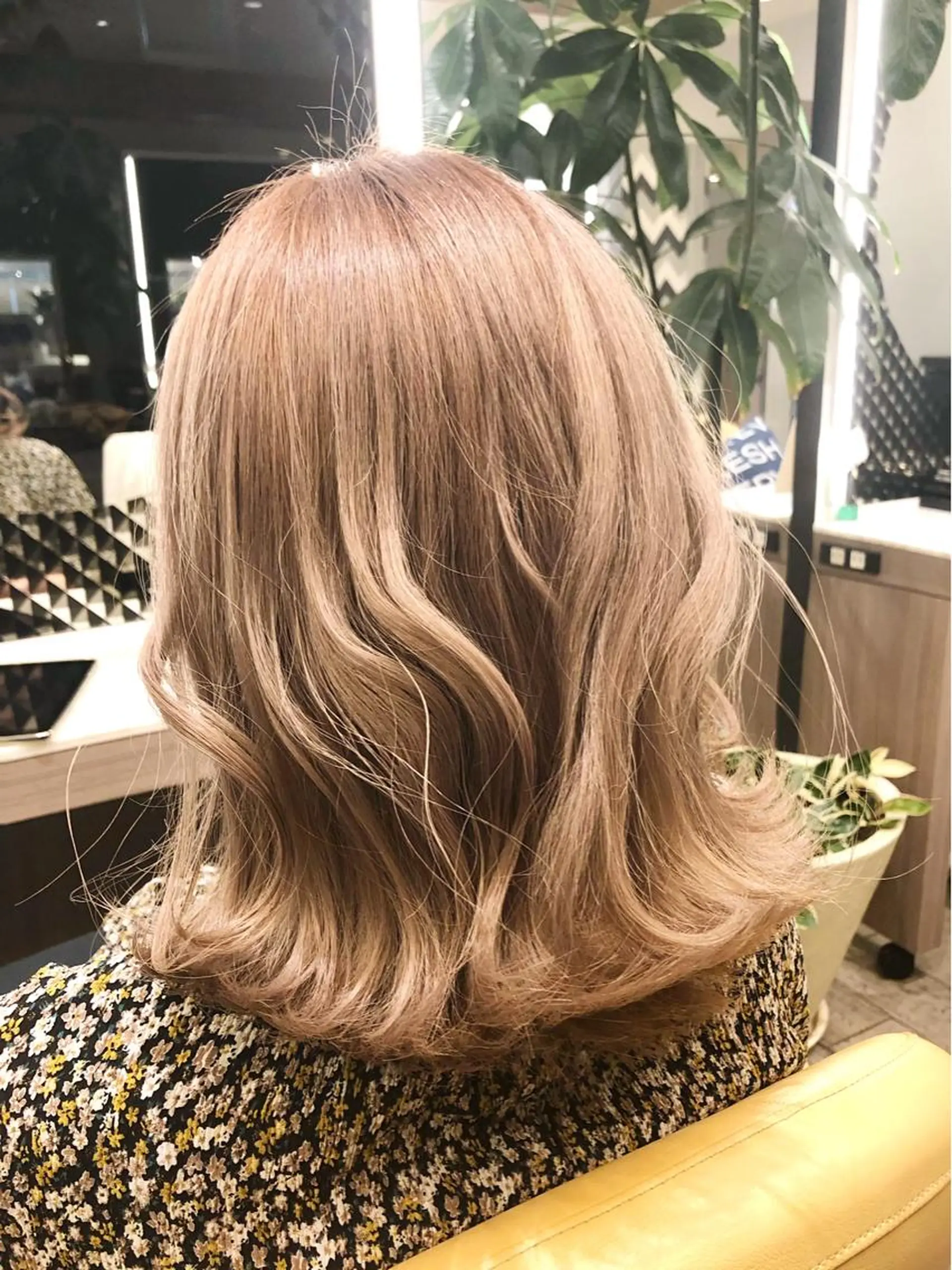 ミディアム 外ハネヘア カット ヘアカラー トリートメント Soleria所属・艶髪/酸性ストレート 根本零のヘアスタイル