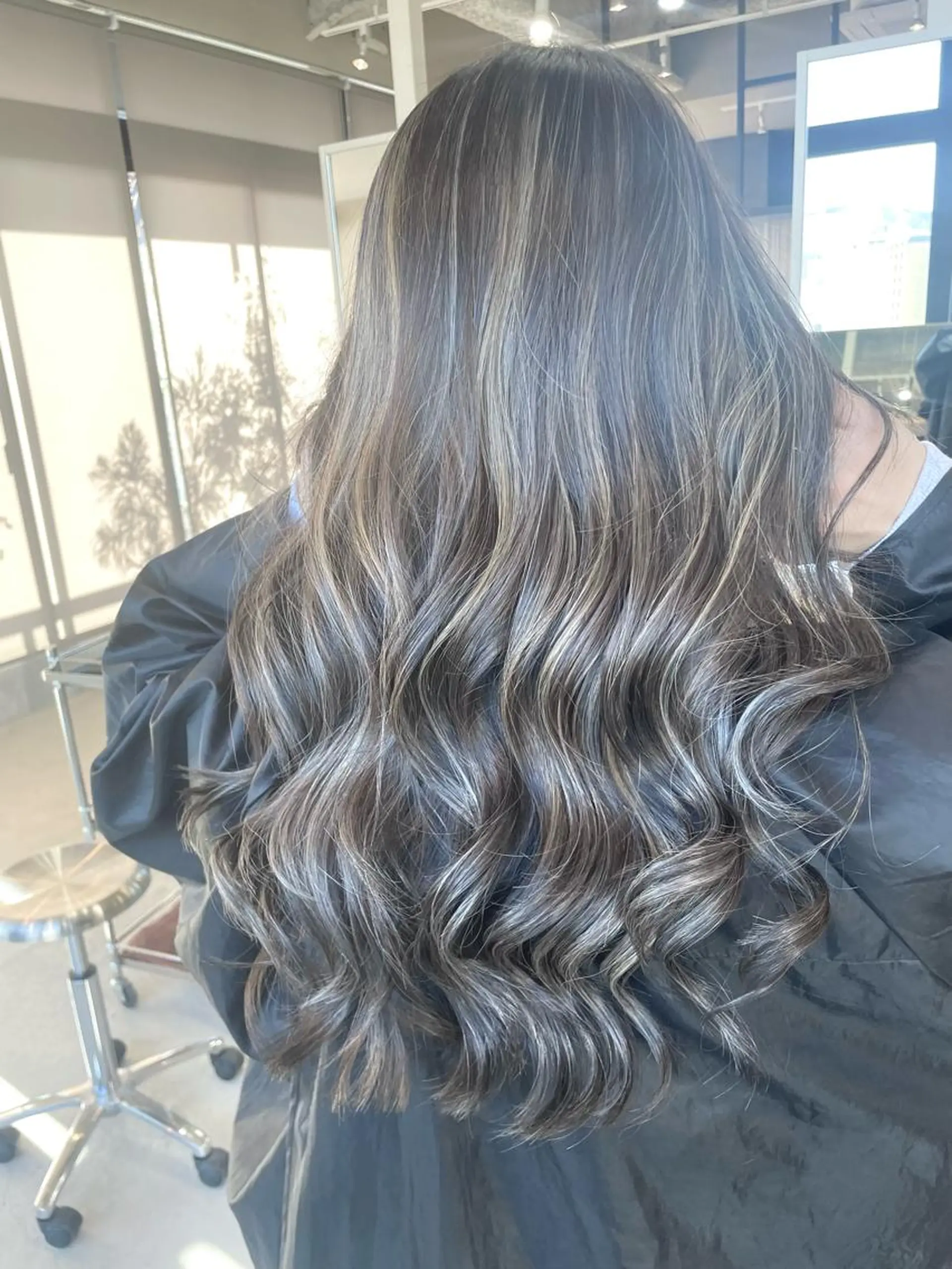 セミロング カラー アディクシーカラー バレイヤージュ ベージュカラー ブリーチ ケアブリーチ カット ヘアカラー Lia所属・皆木 智晴のヘアスタイル