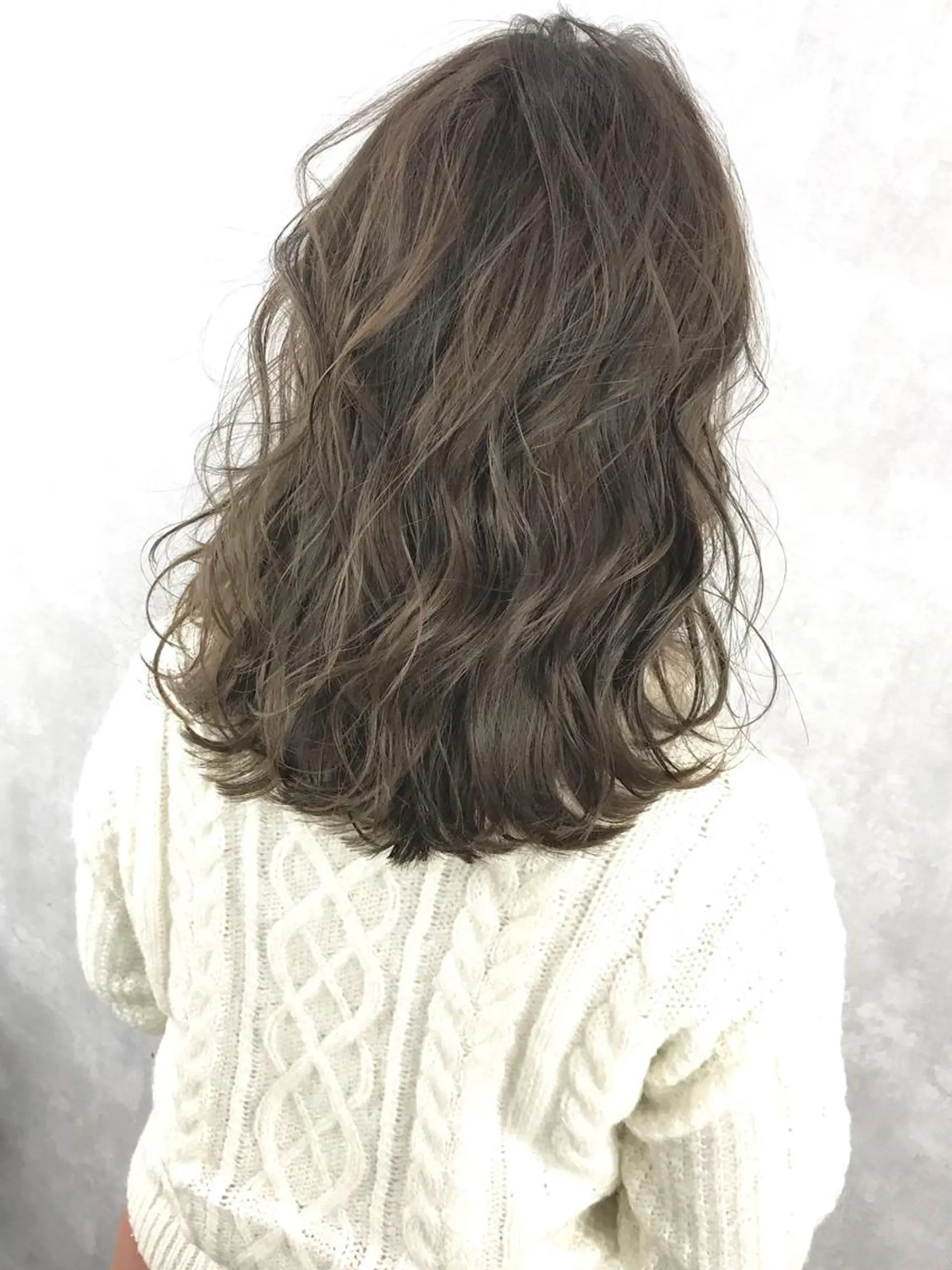 セミロング カラー グレージュ ハイライトカラー ハイライト TOMOYAレイヤー ブリーチ縮毛矯正のヘアスタイル