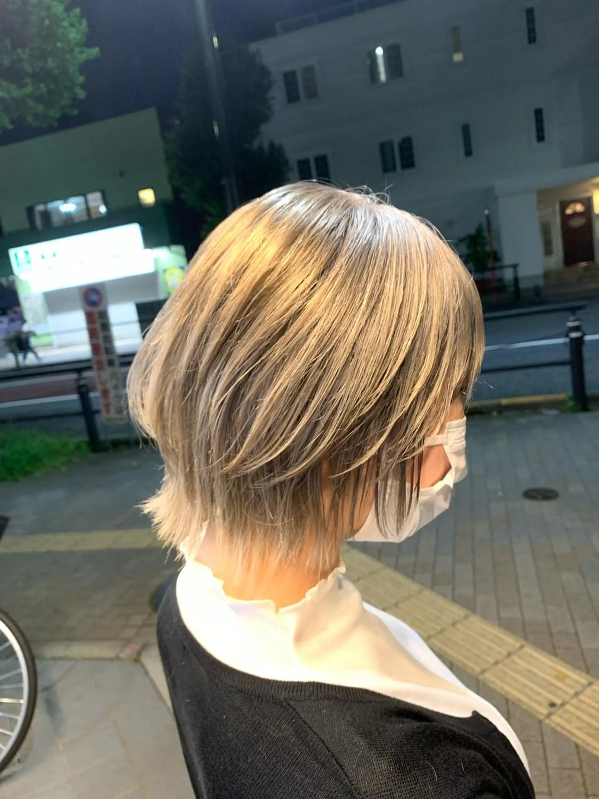 ショート カラー ベージュカラー ブリーチ ミルクティーベージュ ヘアカラー hairworksbadass所属・菊地 旬のヘアスタイル