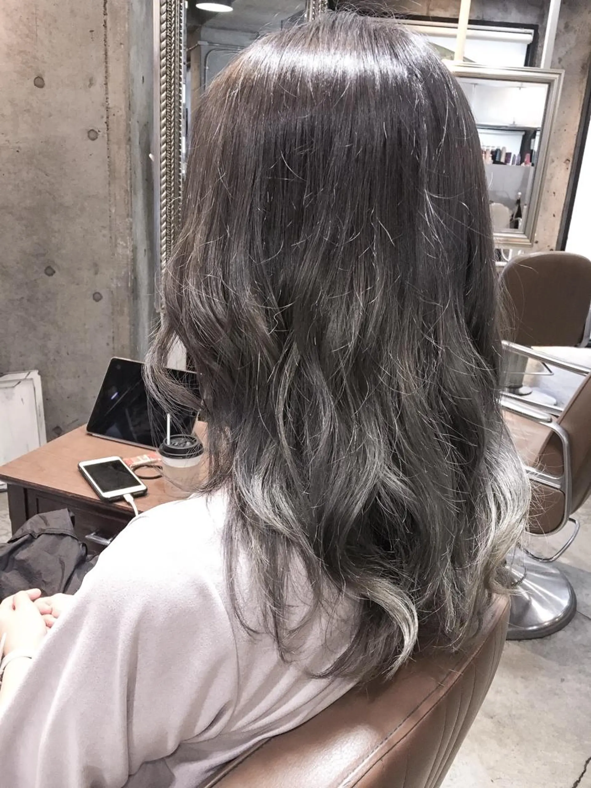 セミロング カラー グラデーションカラー グレージュ 北條 優輝のヘアスタイル