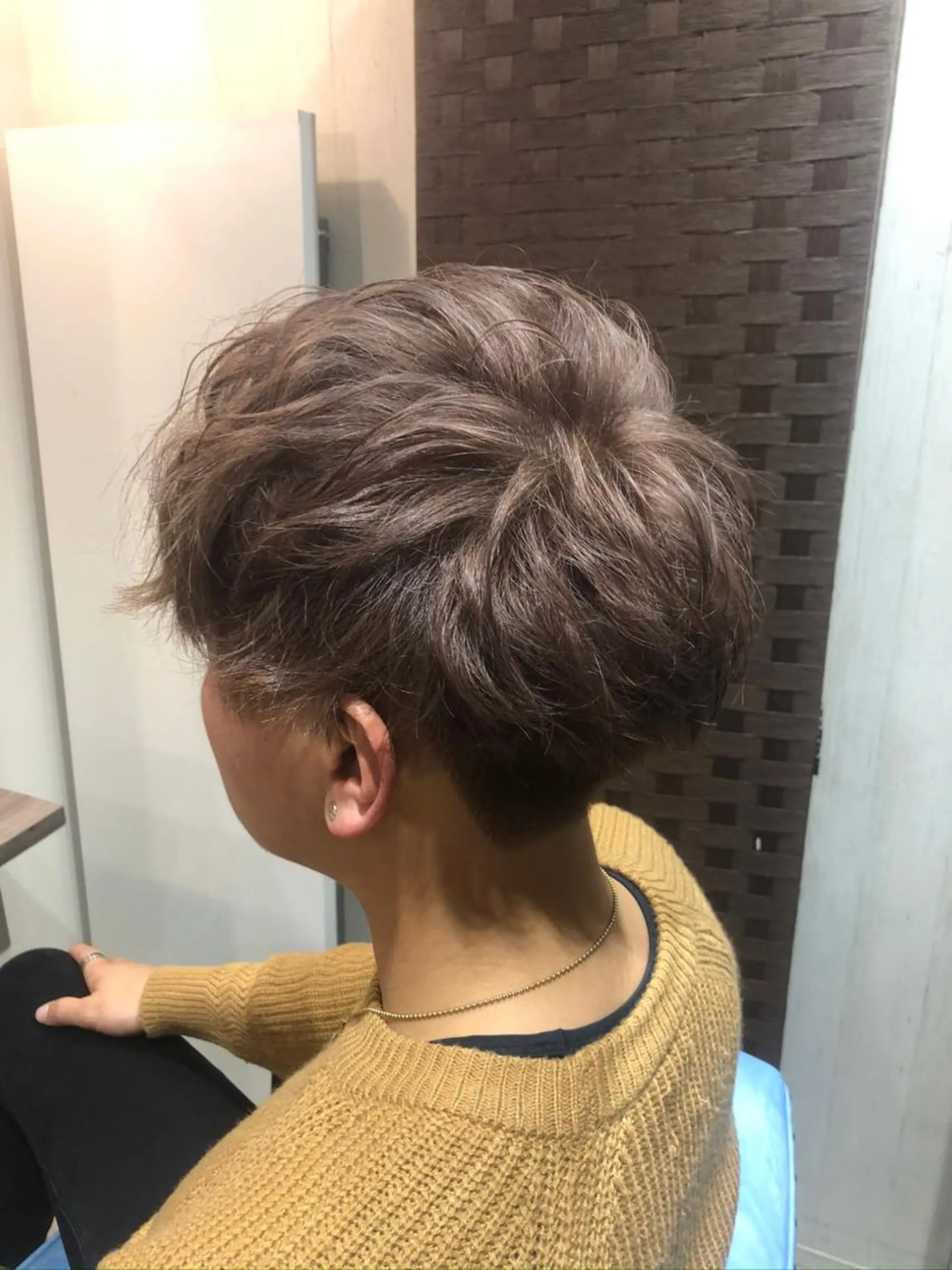 ショート カラー メンズ グレージュ ピンクカラー カット ヘアカラー qrop所属・柴田 翔太郎のヘアスタイル