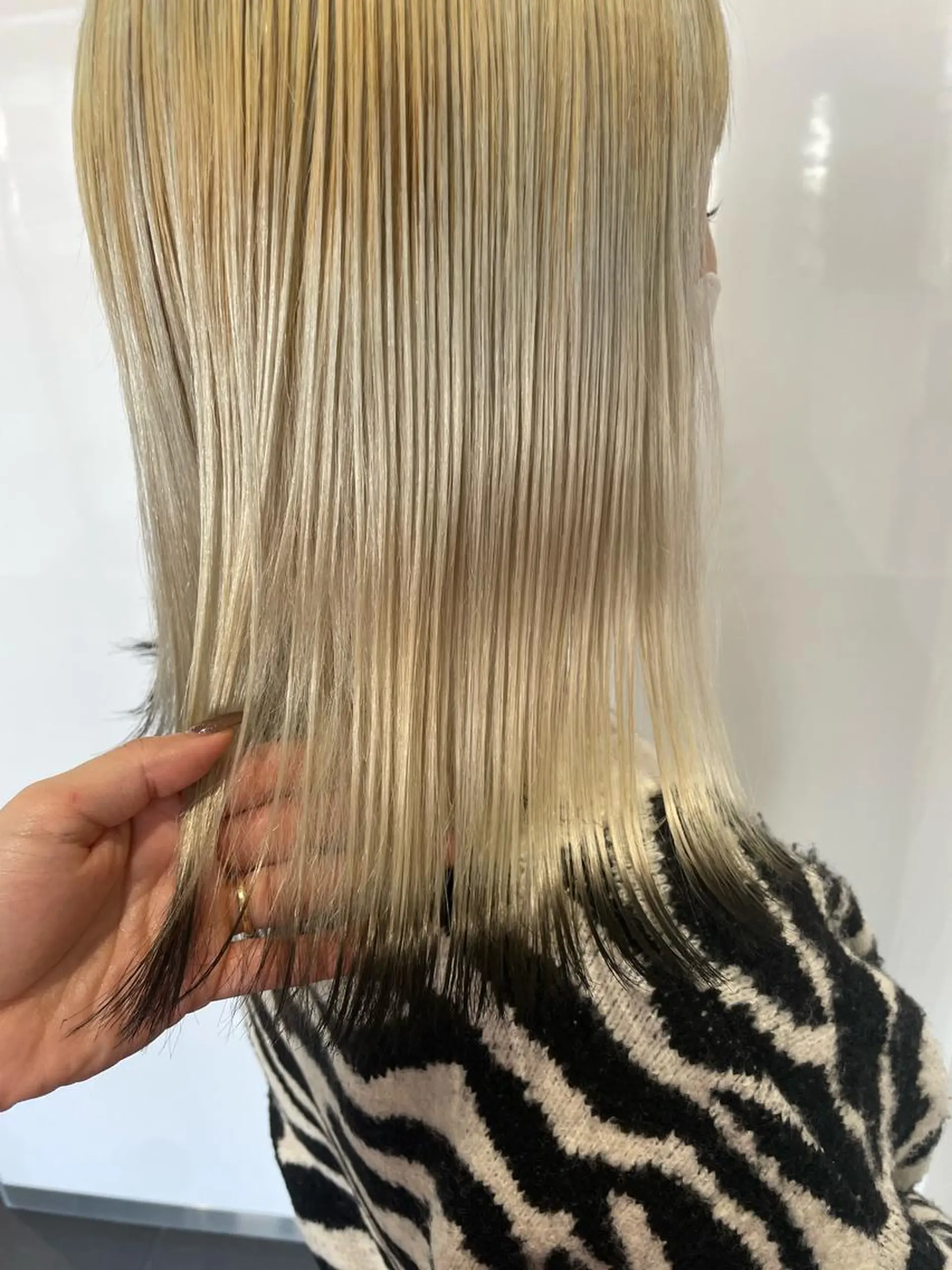 ミディアム カラー 黒髪 ブリーチ 抜きっぱなしブロンド NAP  hair &spa所属・小林 真由のエステ・リラクイメージ