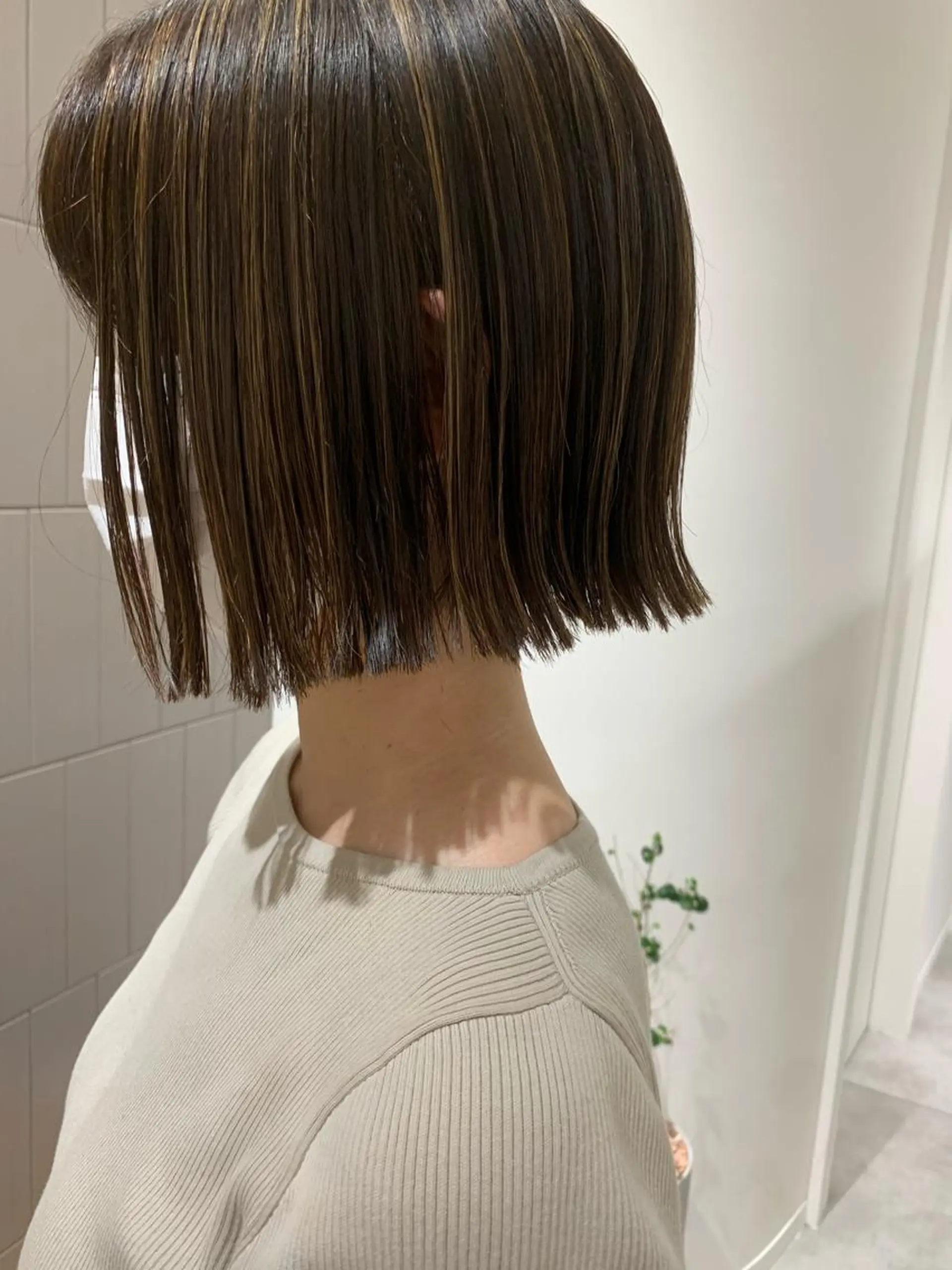 ショート ボブ 外ハネヘア オリーブベージュ/ ブリーチなし透明感のヘアスタイル