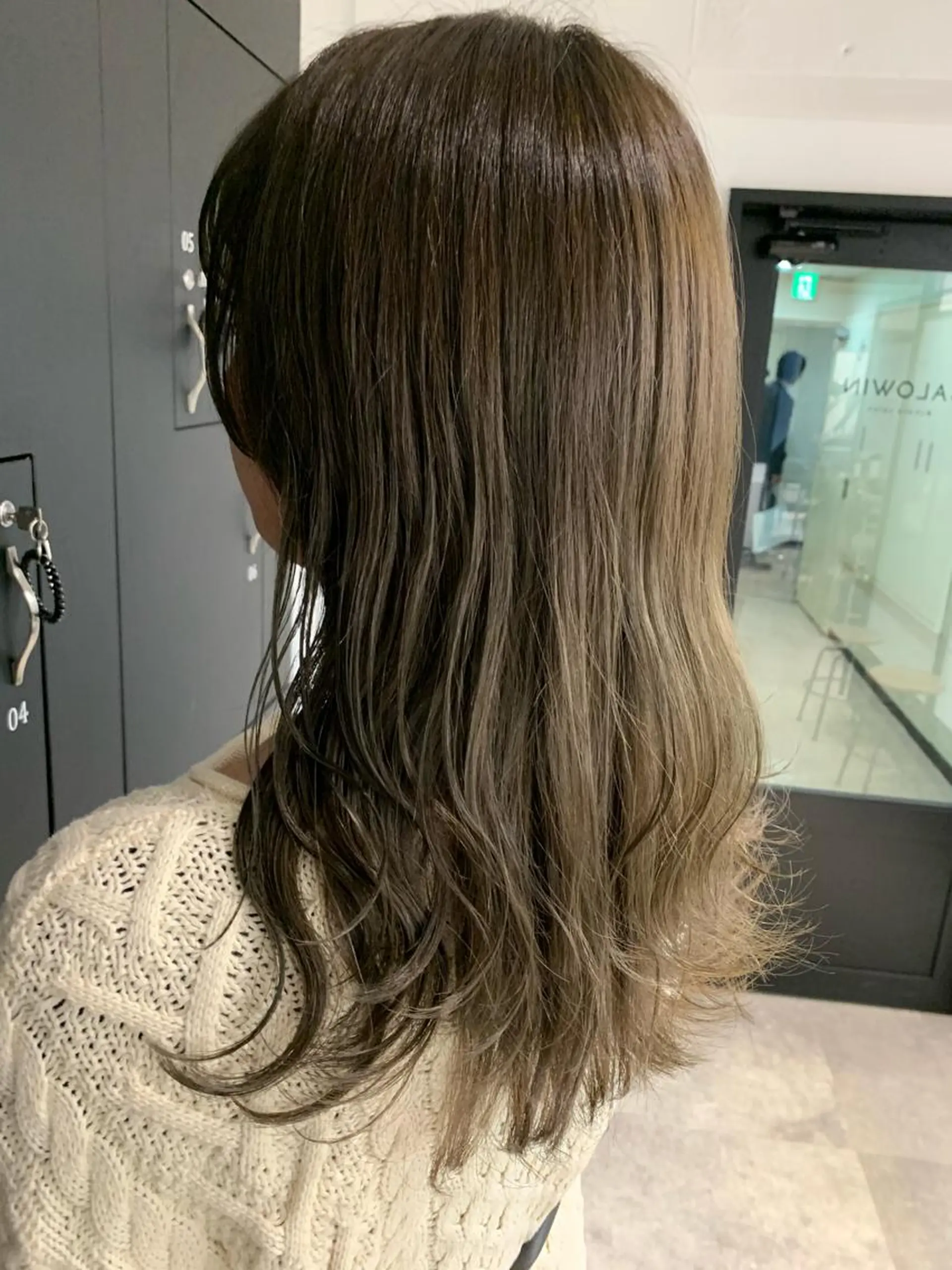 セミロング カラー アディクシーカラー アッシュ アッシュグレー バレイヤージュ ベージュカラー サイドバング 🇰🇷沼田　拓斗のヘアスタイル