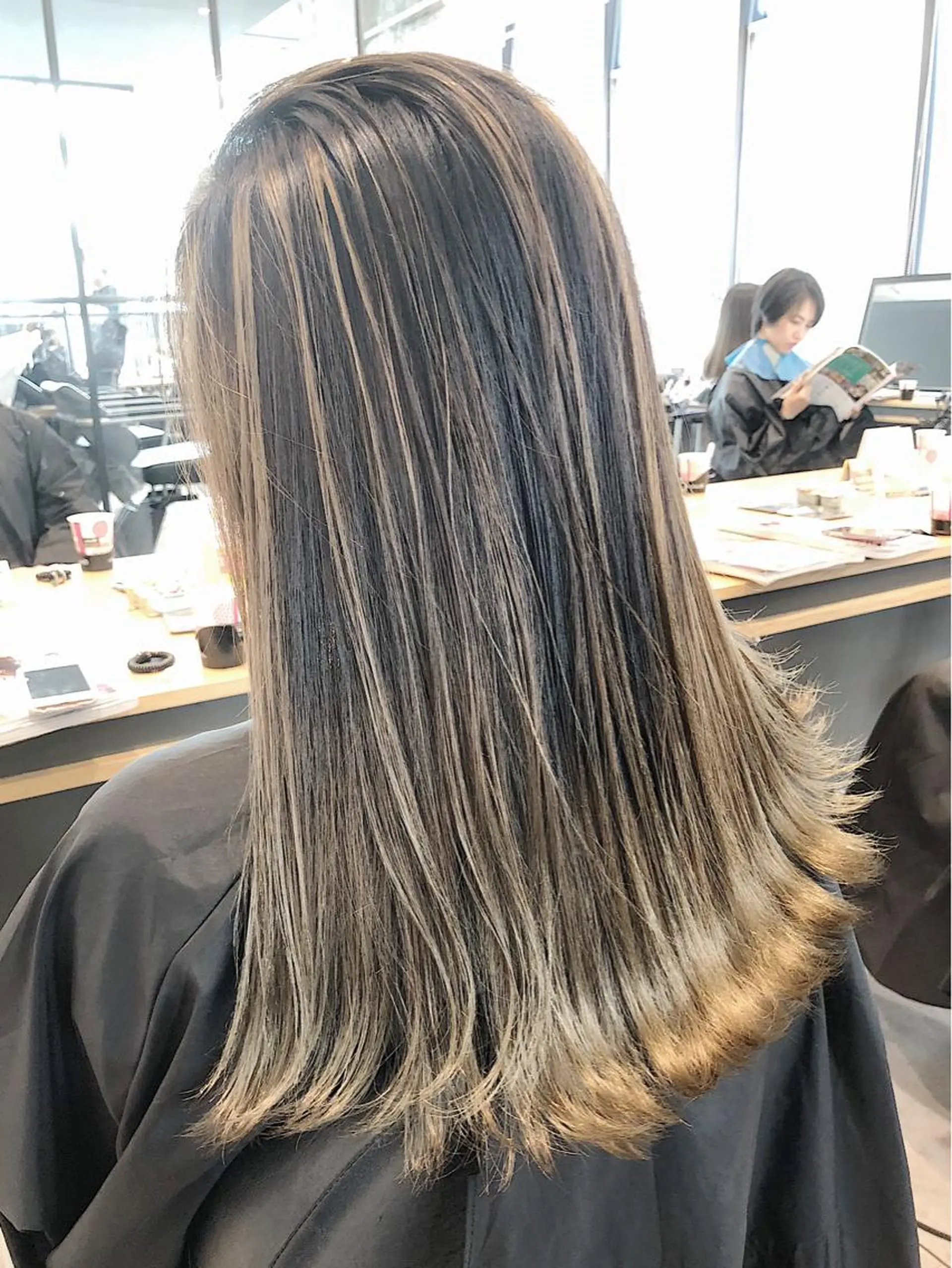 セミロング カラー バレイヤージュ ベージュカラー ブリーチ レイヤーカット 【t.a.g（タグ）】所属・ノンダメージ髪質改善 カラー💎/KURAのヘアスタイル