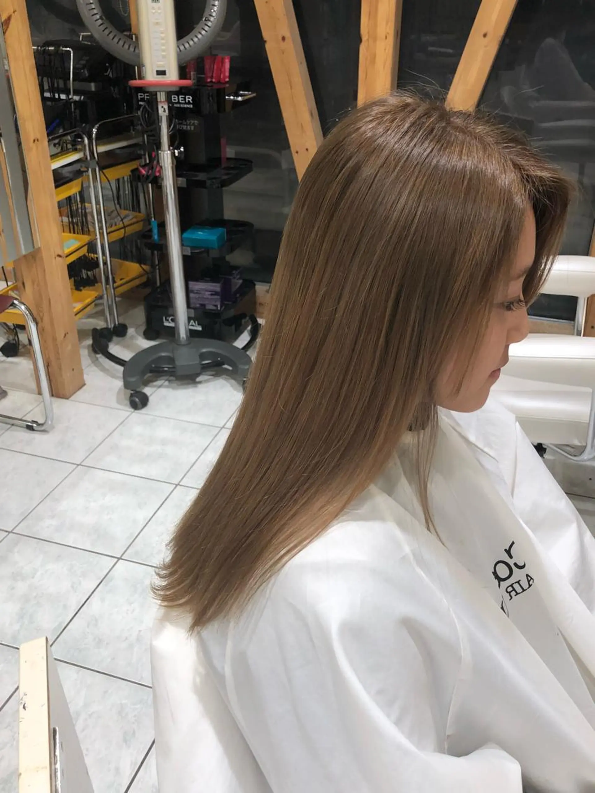 ロング カラー アッシュ ベージュカラー クーポン お試し価格有り！のヘアスタイル