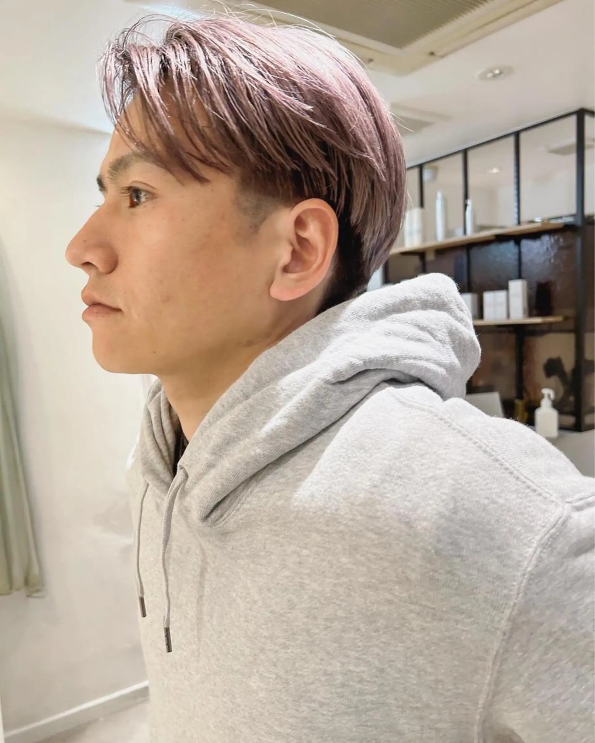 ショート カラー メンズ センターパート ベージュカラー カット ヘアカラー トリートメント Loom.所属・村上雅人 ナチュラルモードのヘアスタイル