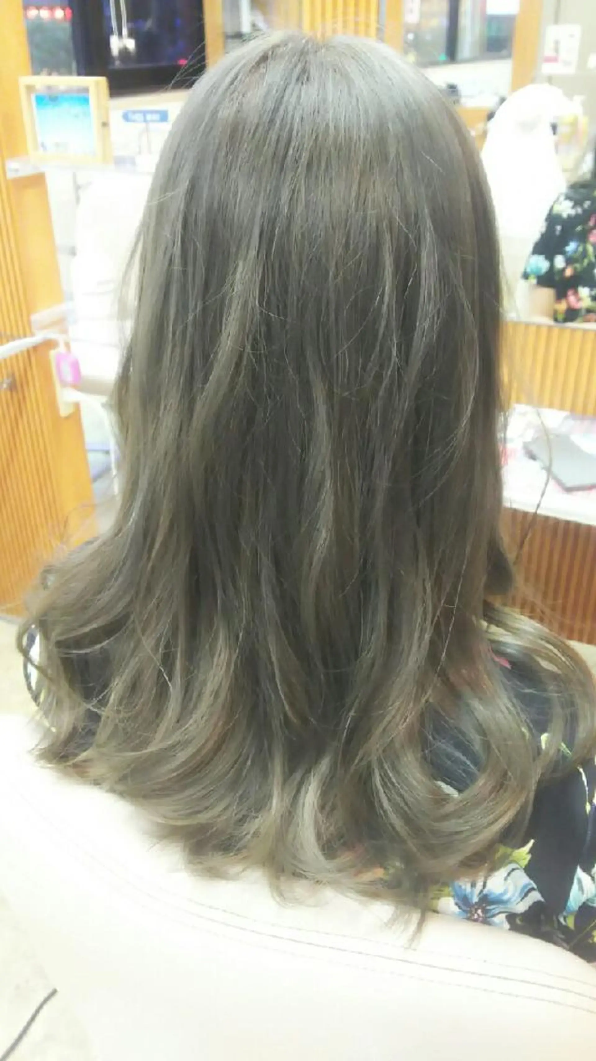 セミロング カラー ブリーチ グレージュ 脇田 雄大のヘアスタイル
