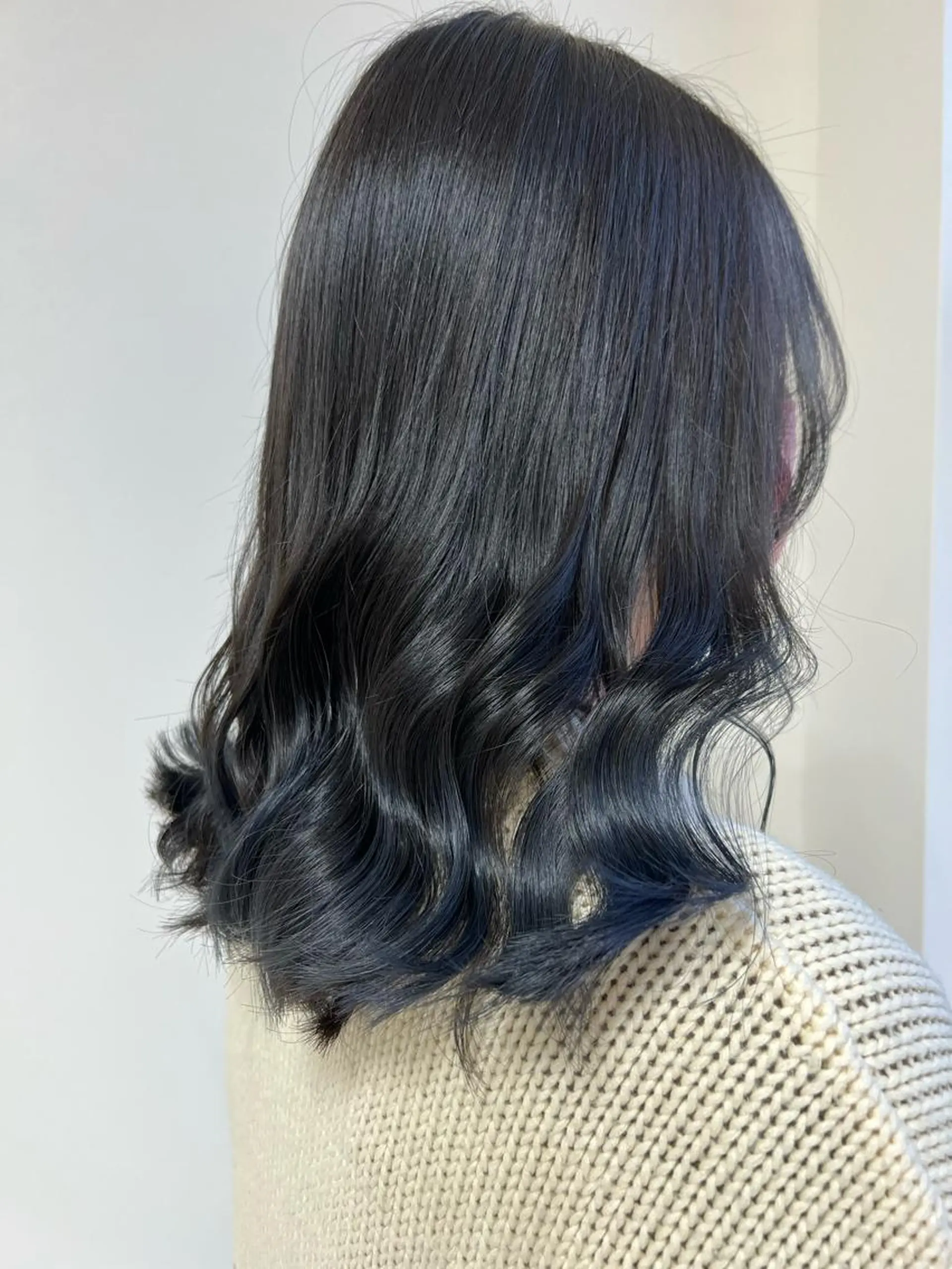 ミディアム カラー 黒髪 ブルーカラー ブルーブラック 松本 菜那のヘアスタイル