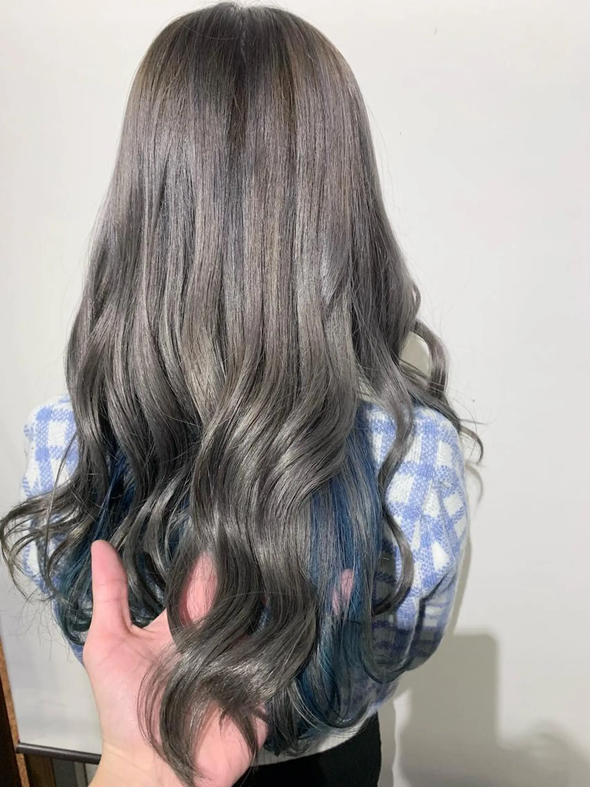 ロング カラー ブリーチ ブルーカラー デザインカラー ハイトーンカラー インナーカラー 🌈8月末までシャ イン輝きハイトーン✨のヘアスタイル