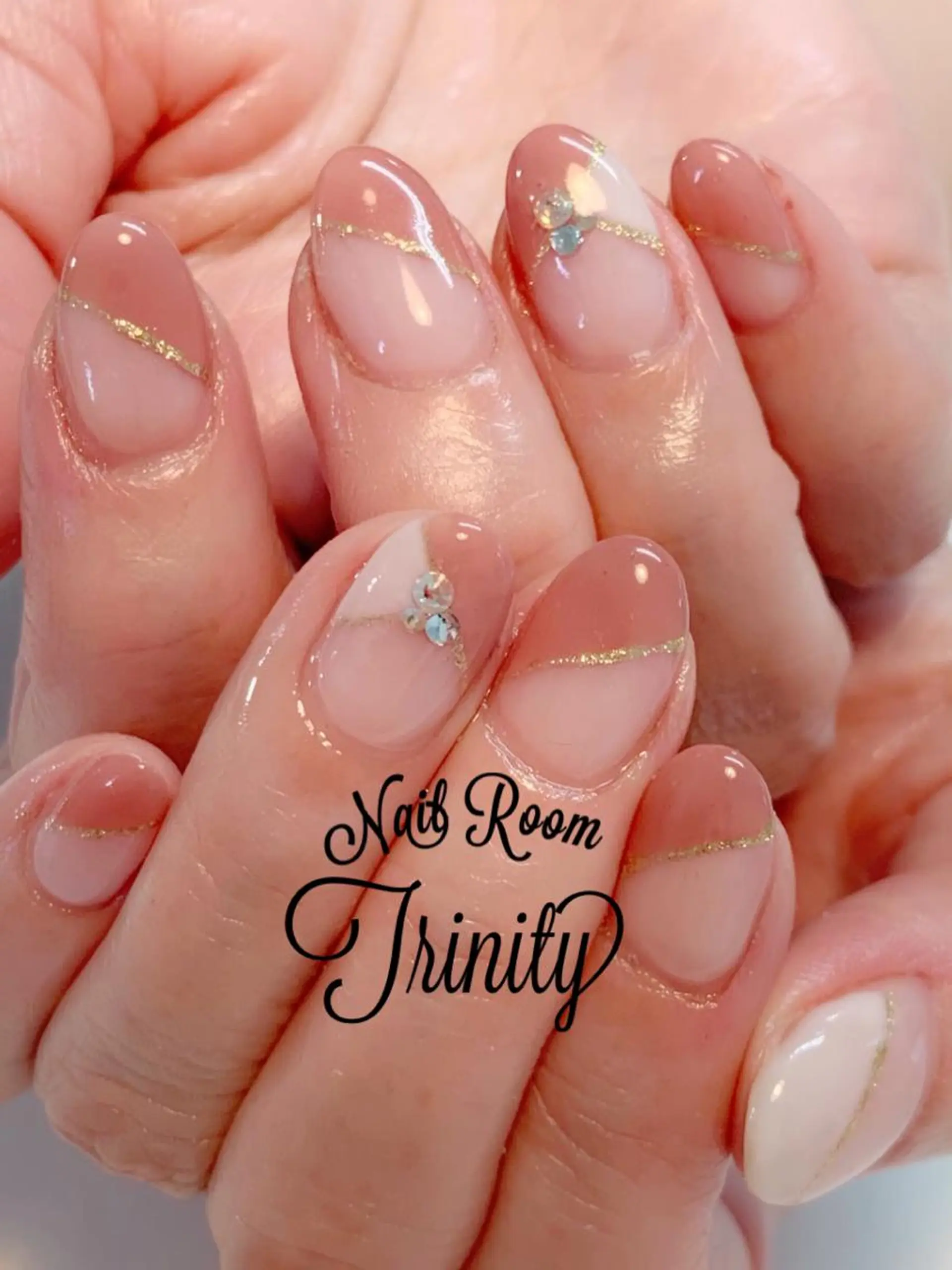 ネイル ハンドネイル Trinity ネイリストスタッフのネイルデザイン