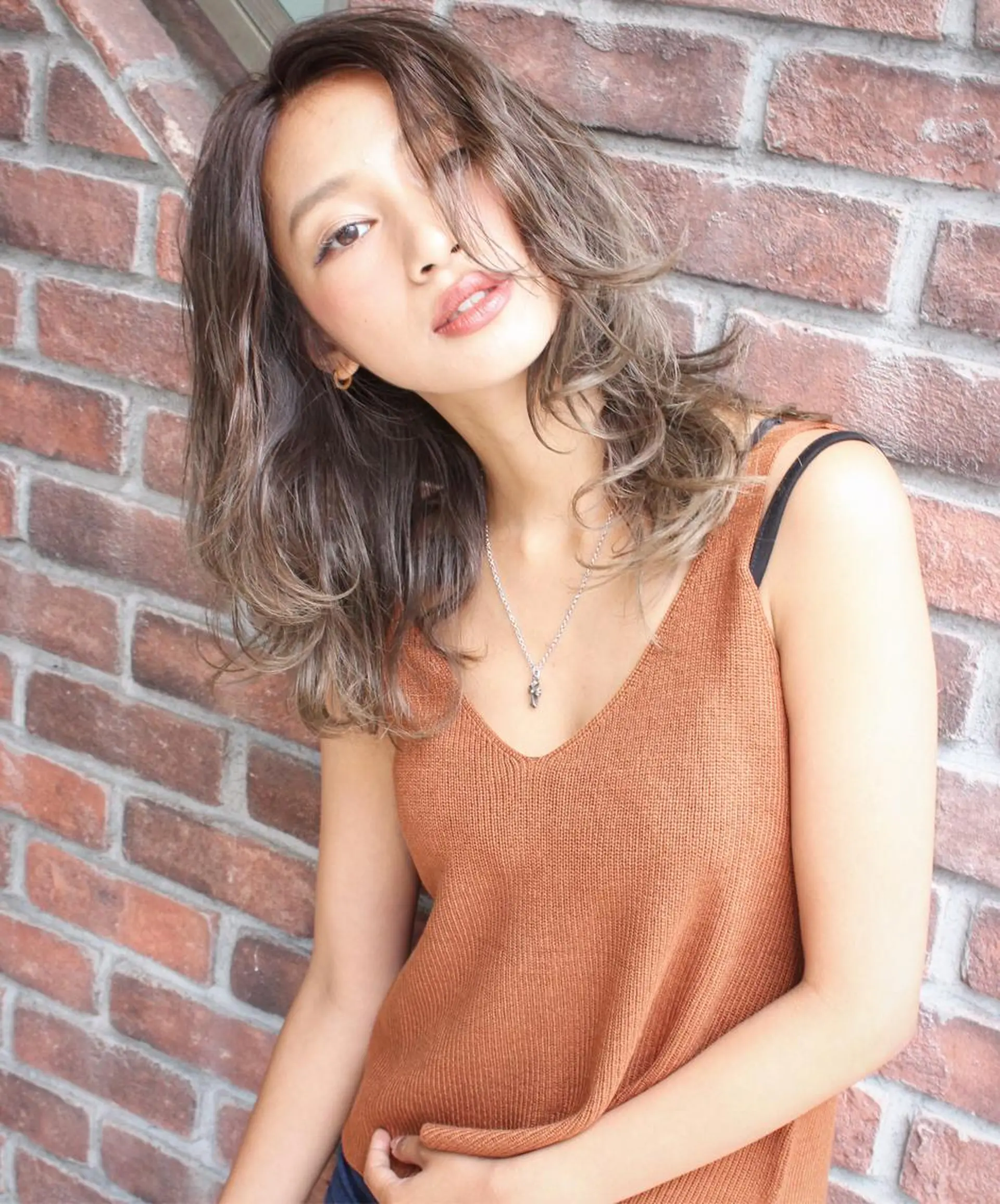 セミロング カラー グラデーションカラー ハイライトカラー シルバー 外国人風カラー ハイライト Salon de MiLK所属・露木 啓介のヘアスタイル