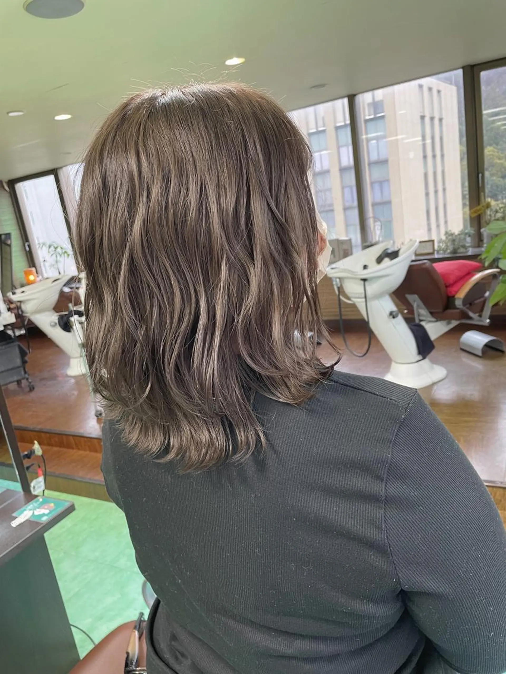 ミディアム カラー ベージュカラー ブリーチ 外ハネヘア カット ヘアカラー 土居 正季のヘアスタイル