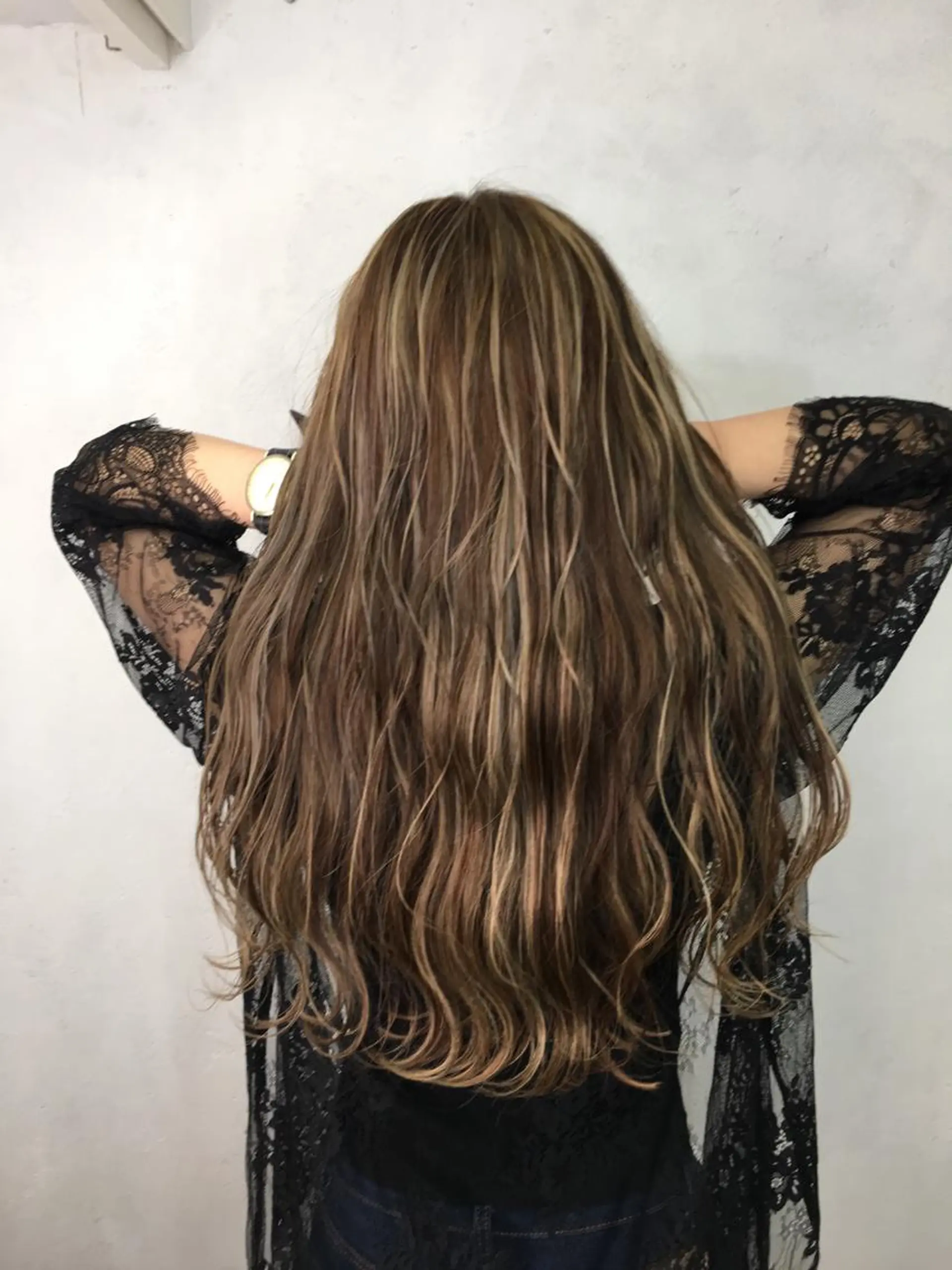 セミロング アッシュ ハイライト まお♡レイヤーカット 耳ツボジュエリーのヘアスタイル