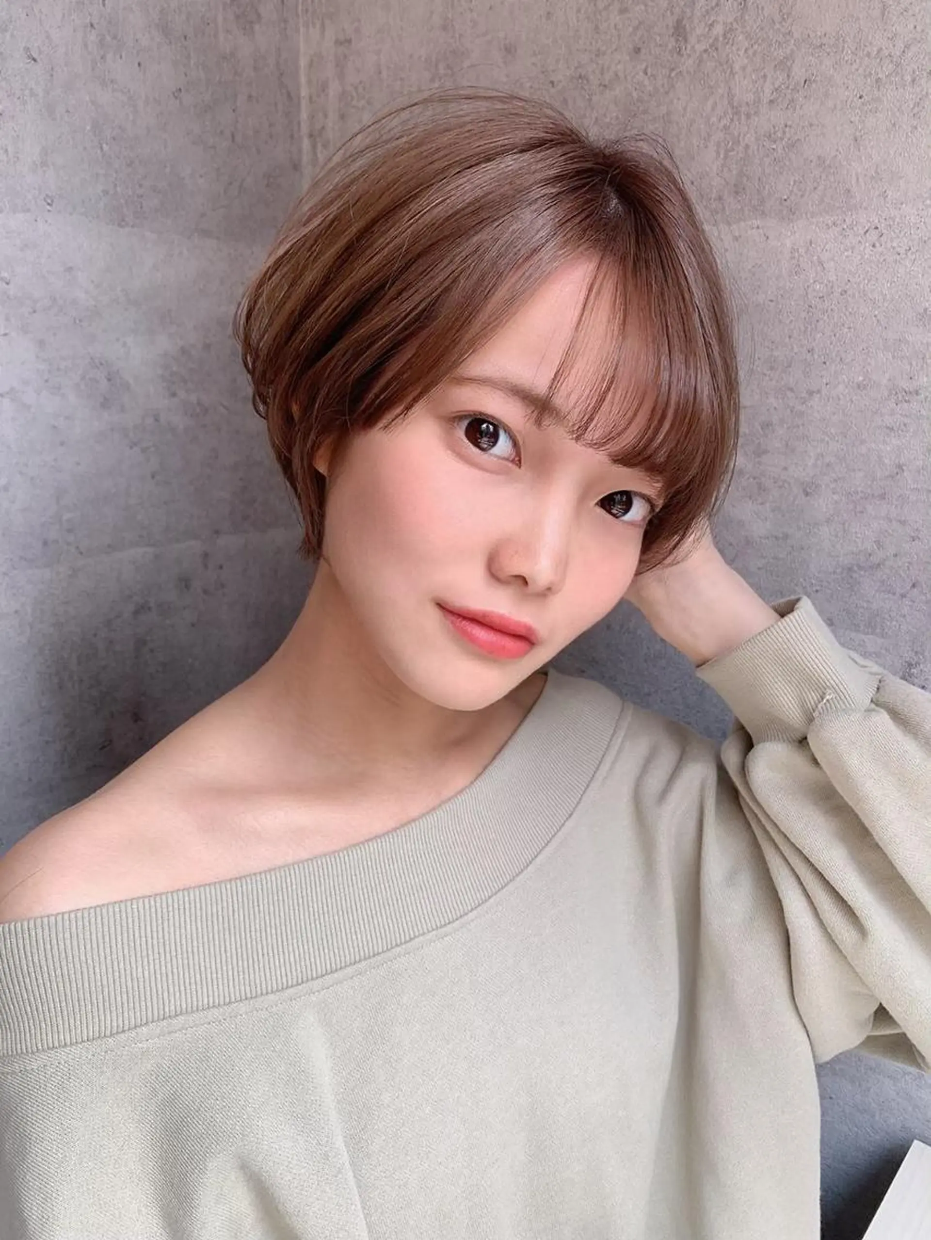 ショート 前下がりボブ ボブ 斜めバング 外国人風カラー 伸ばしかけ ＿WHITE鳳店 アンダーバーホワイトのヘアスタイル