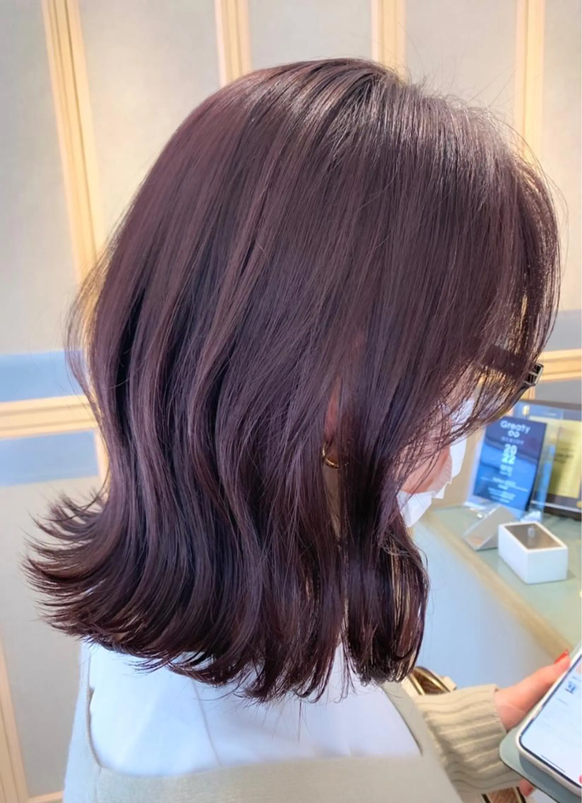 セミロング ヘアカラー 淡いハイトーンカラー レイヤーカットゆうかのヘアスタイル