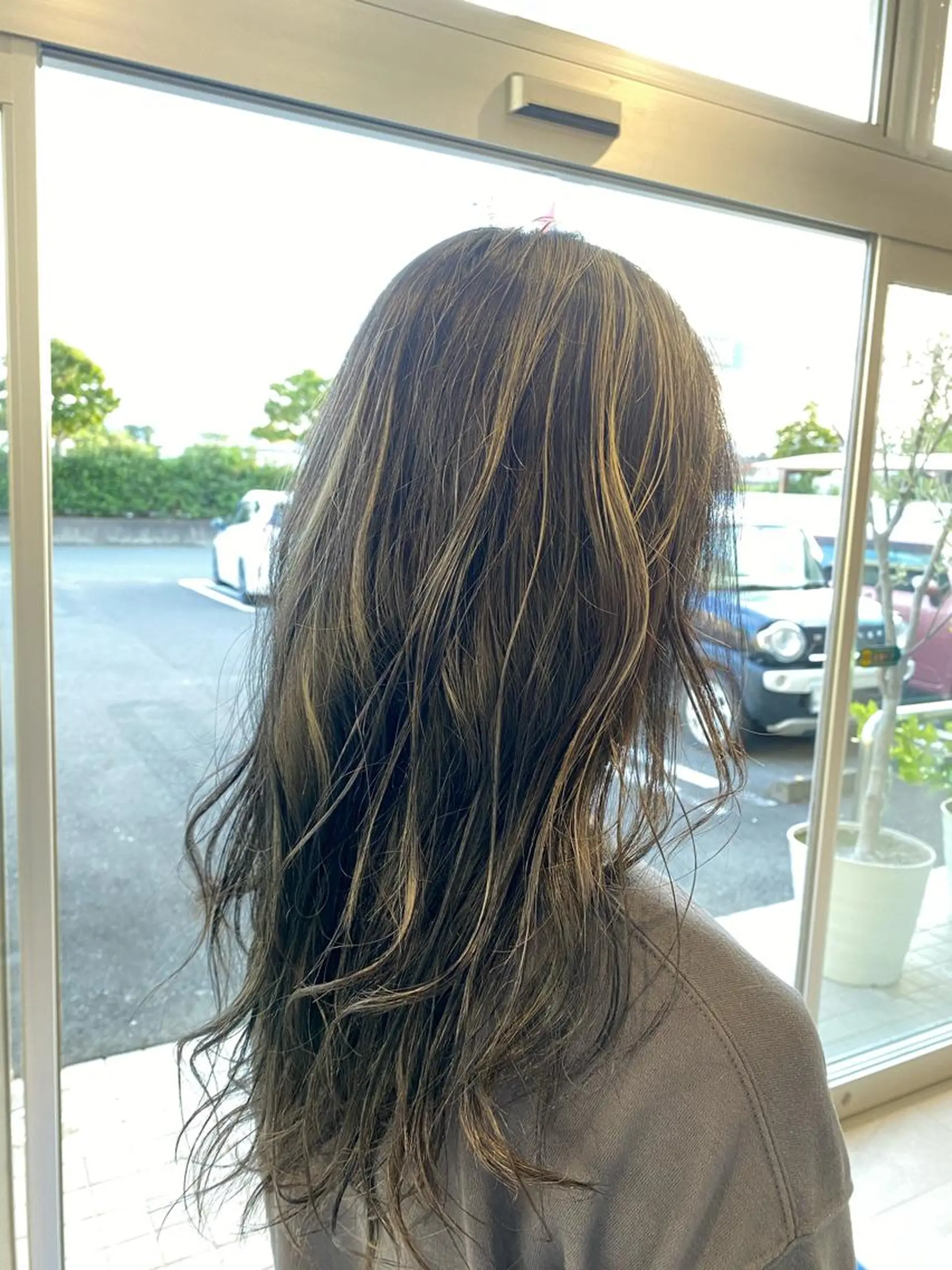 ロング ハイライト エイジングケア、白髪 ぼかしヒキマカイトのヘアスタイル