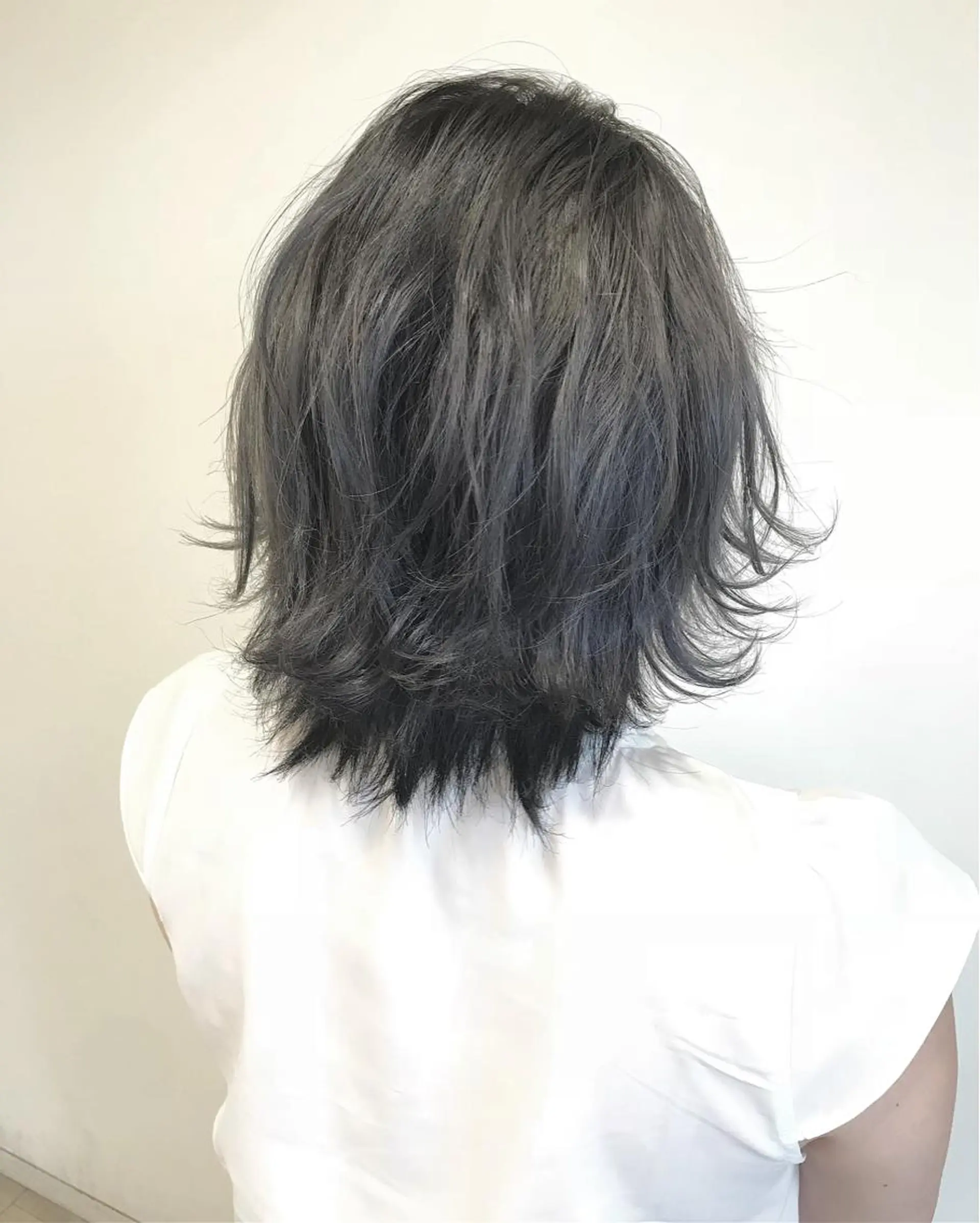 ショート カラー ダークグレー ダークグレージュ グレージュ イルミナカラー chiyo yasuのヘアスタイル
