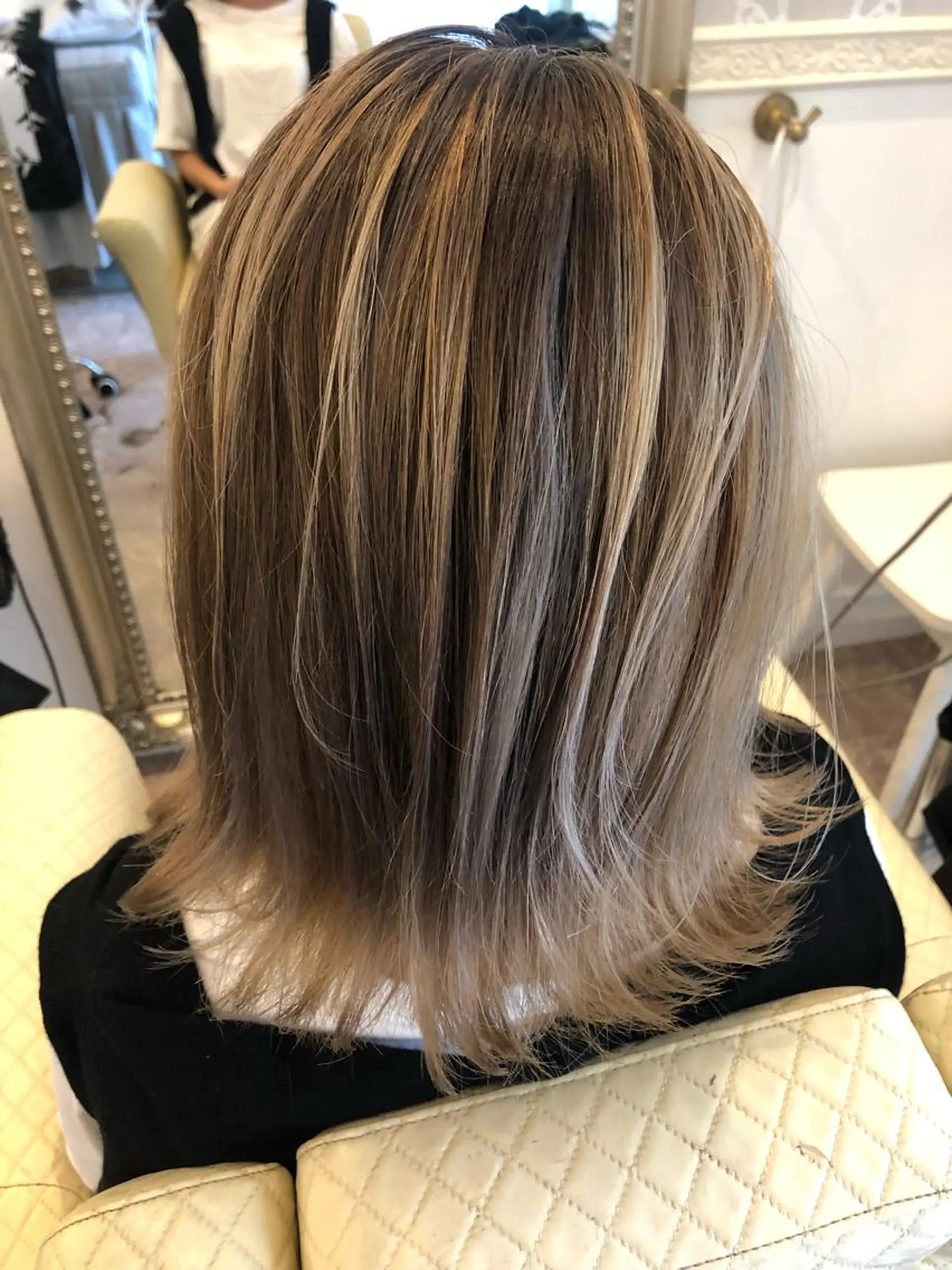 ミディアム カラー バレイヤージュ ブリーチ ハイライトカラー ハイライト レイヤーカット カット La.fleur ラ.フルールのヘアスタイル