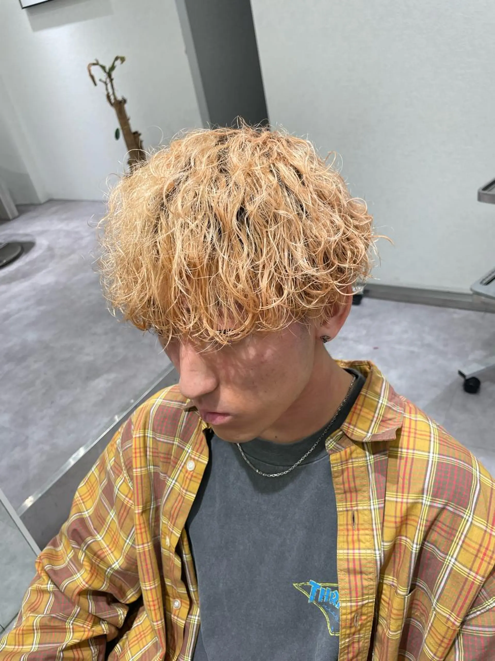 ショート パーマ メンズ メンズブリーチ メンズハイライト メンズメッシュ メンズパーマ メンズツイストパーマ カット パーマ メンズ特化店長✨ 9/13空◎岡本一真のヘアスタイル