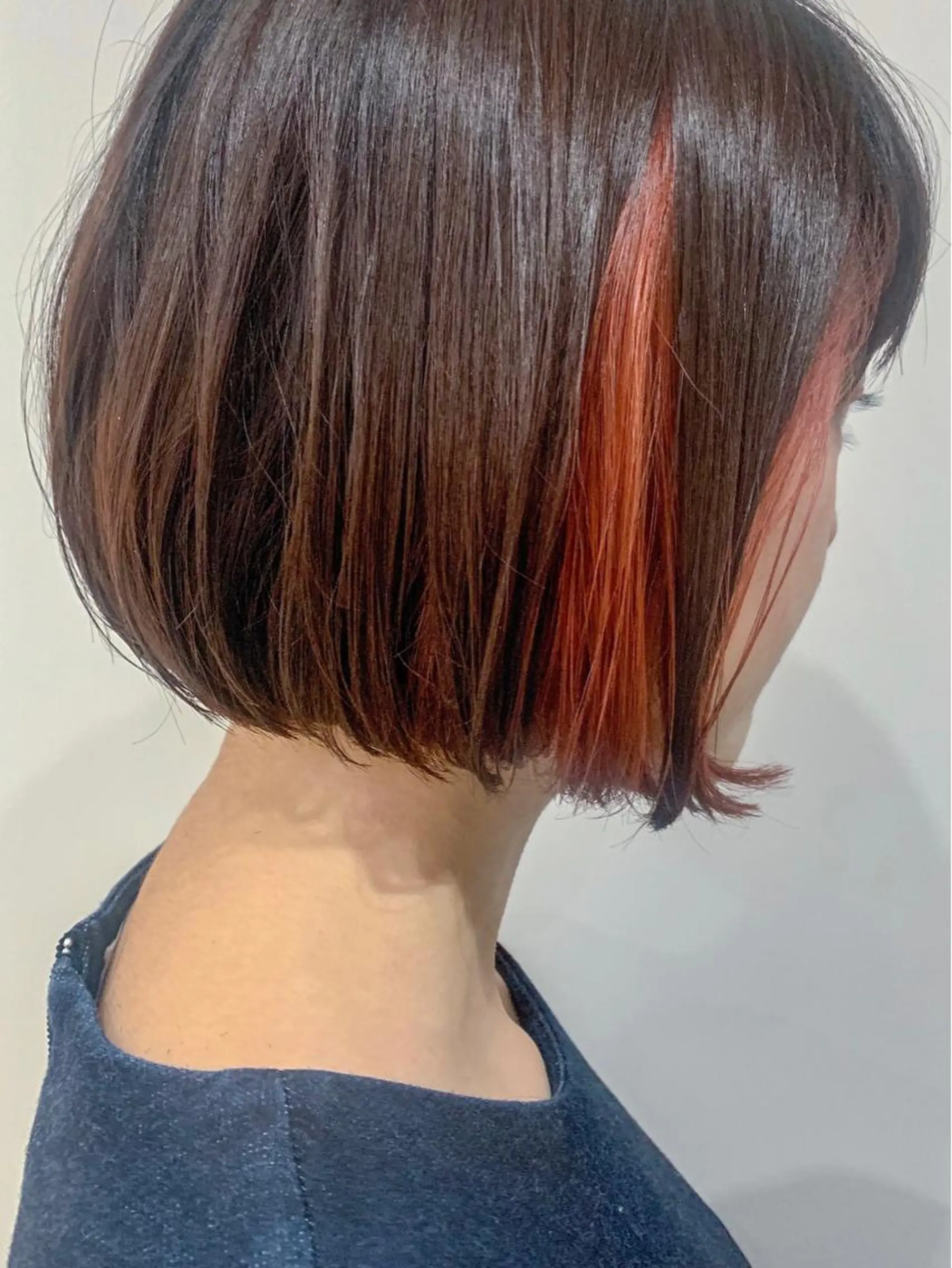 カラー イルミナカラー インナーカラー nuu所属・💜ショート💜 ウルフ、ボブ二色亜美のヘアスタイル