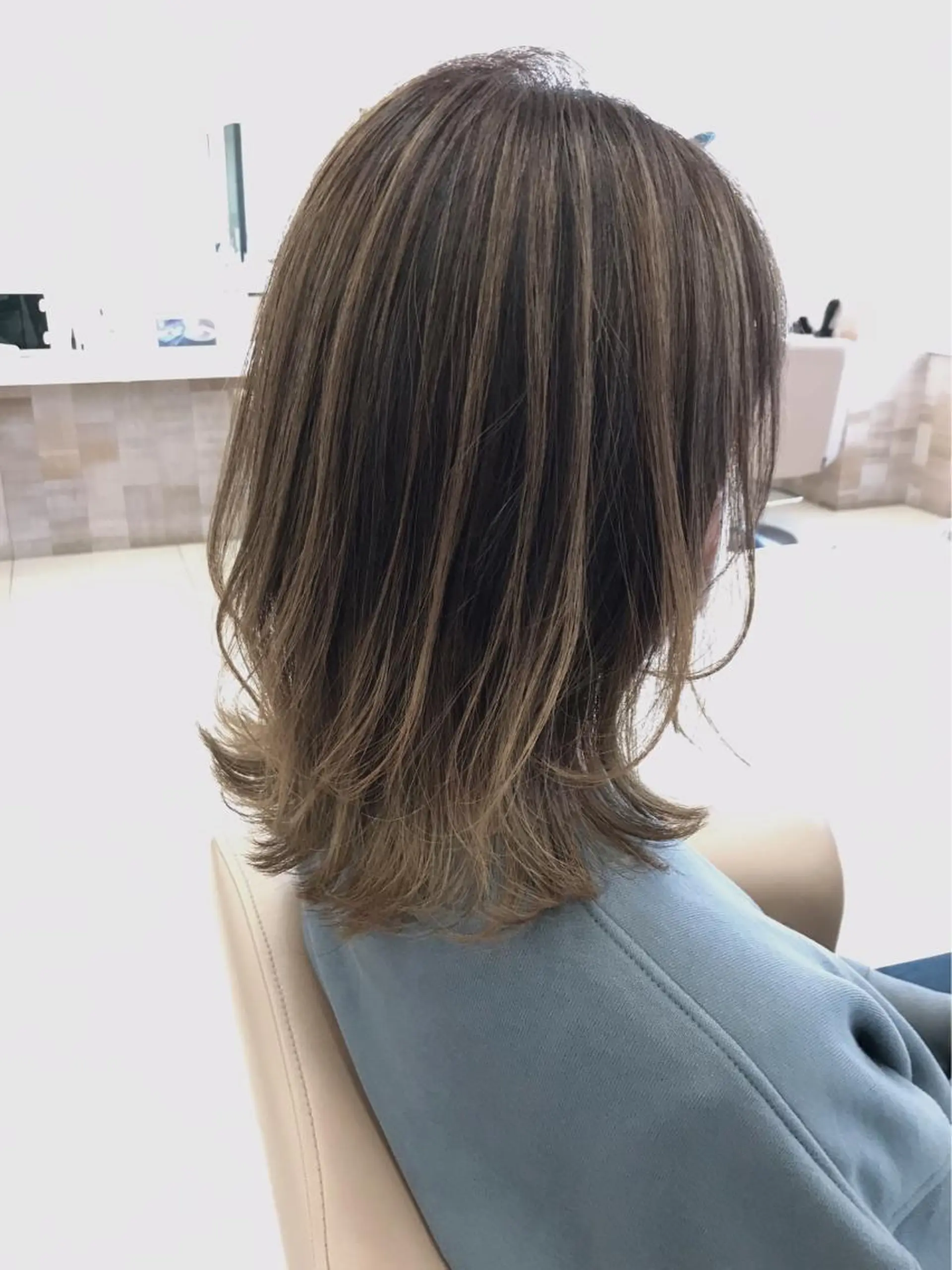 セミロング カラー バレイヤージュ レイヤーカット クリスタルマジック hair &　eyeのヘアスタイル