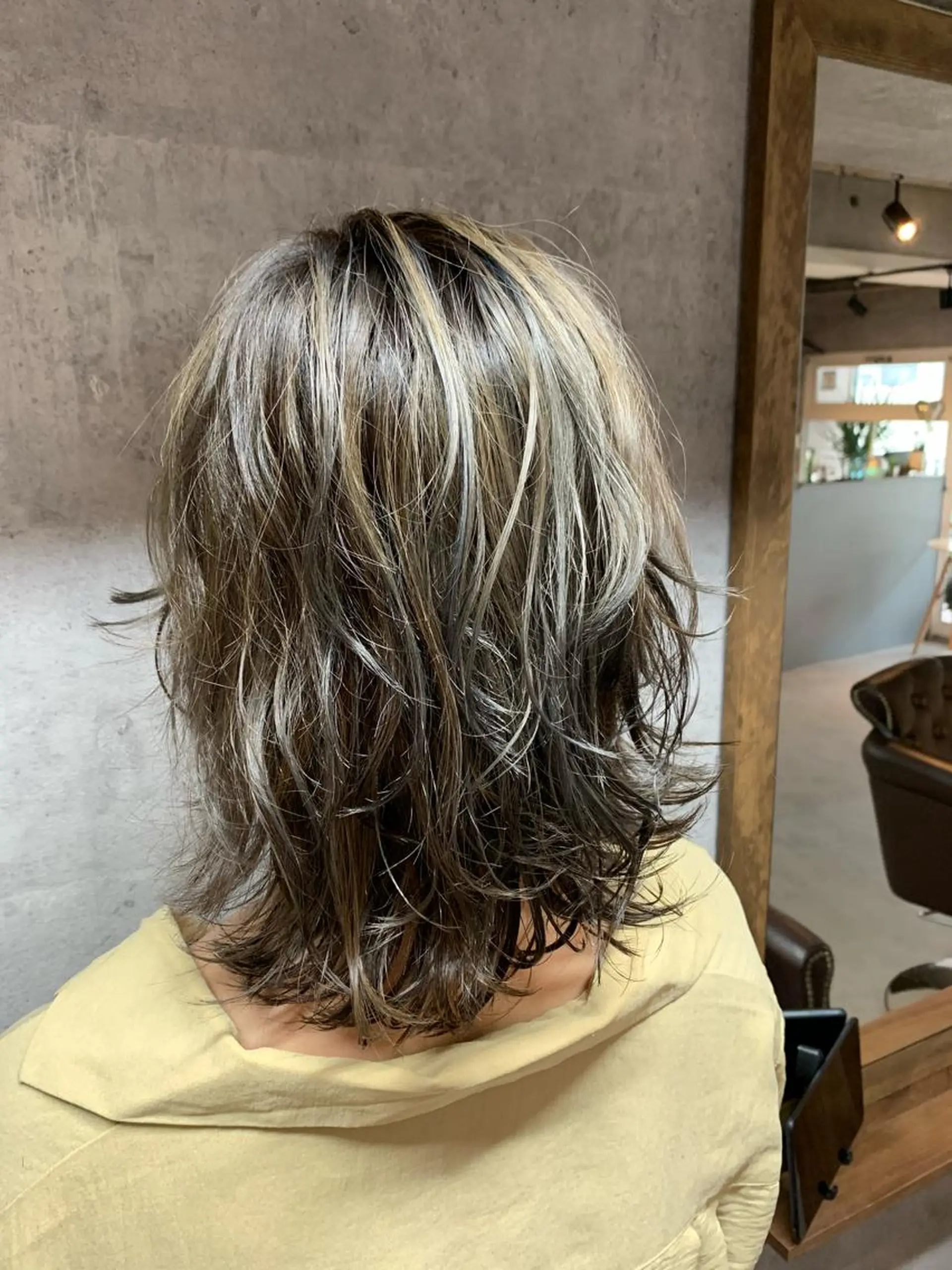 ミディアム ハイライト uru【ウル】所属・島守 桃香のヘアスタイル