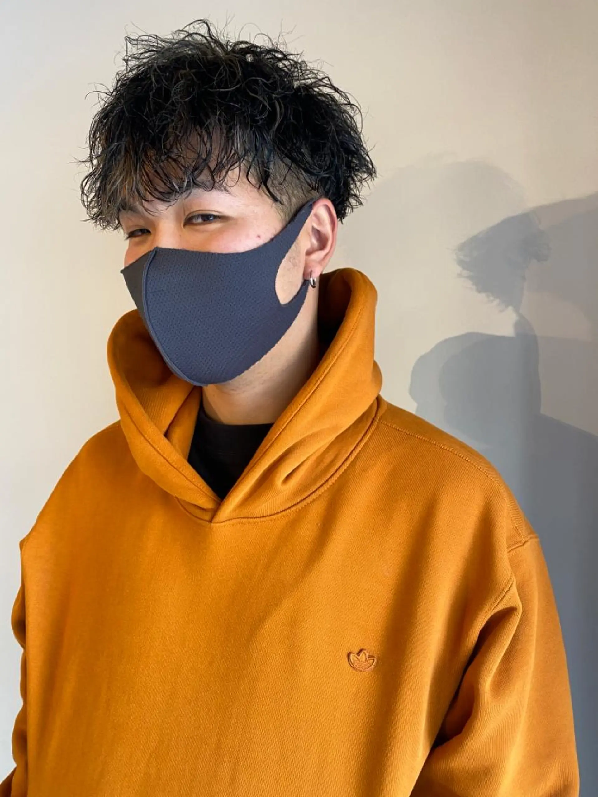 ミディアム カラー メンズ ミディアムパーマ メンズブリーチ コンマヘア フェードカット メンズハイライト カット ヘアカラー トリートメント 🔹YUTA🔹 メンズパーマのヘアスタイル