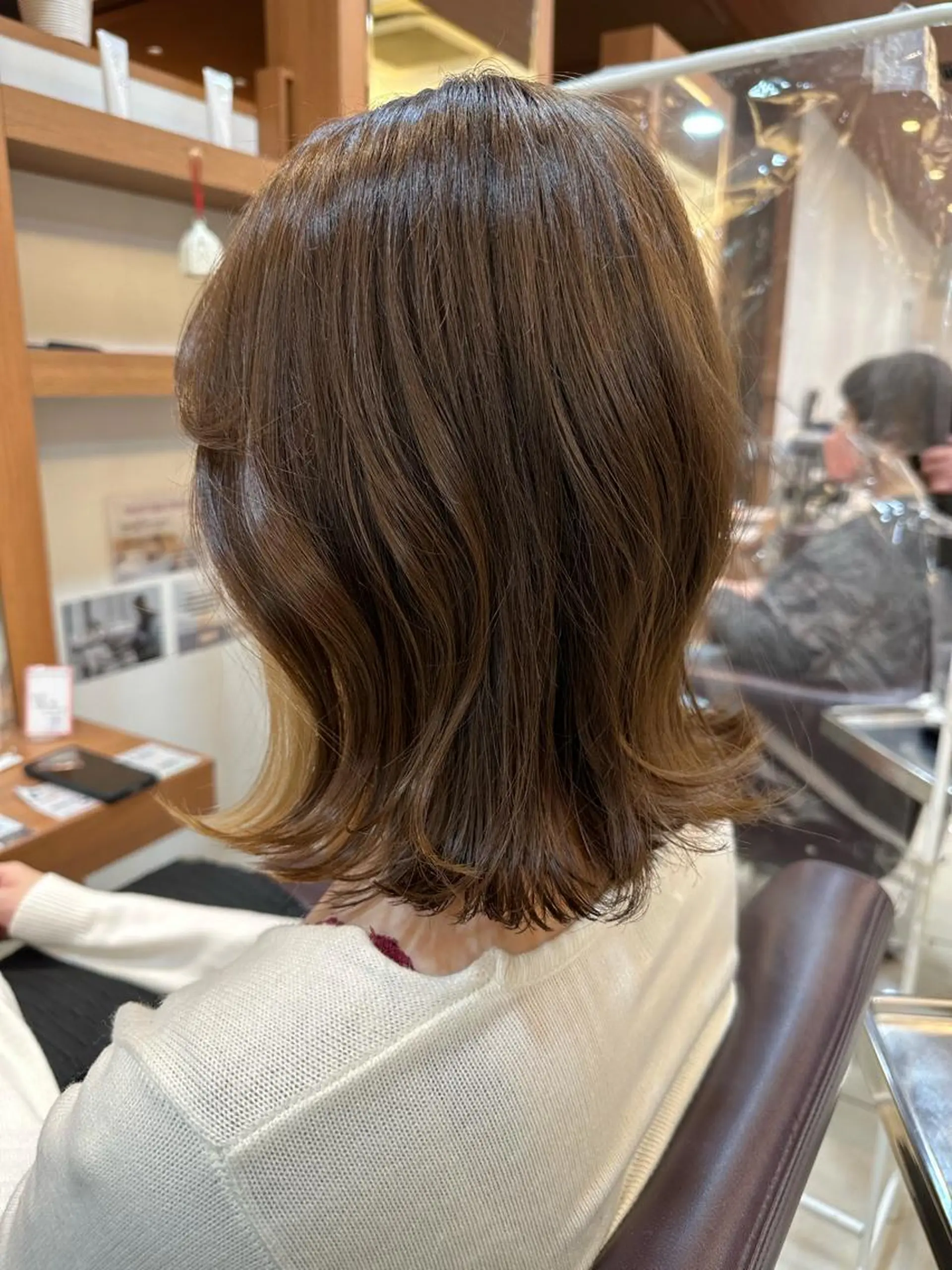 ミディアム ボブ 外ハネヘア レイヤー/ハイトーン ROKUのヘアスタイル