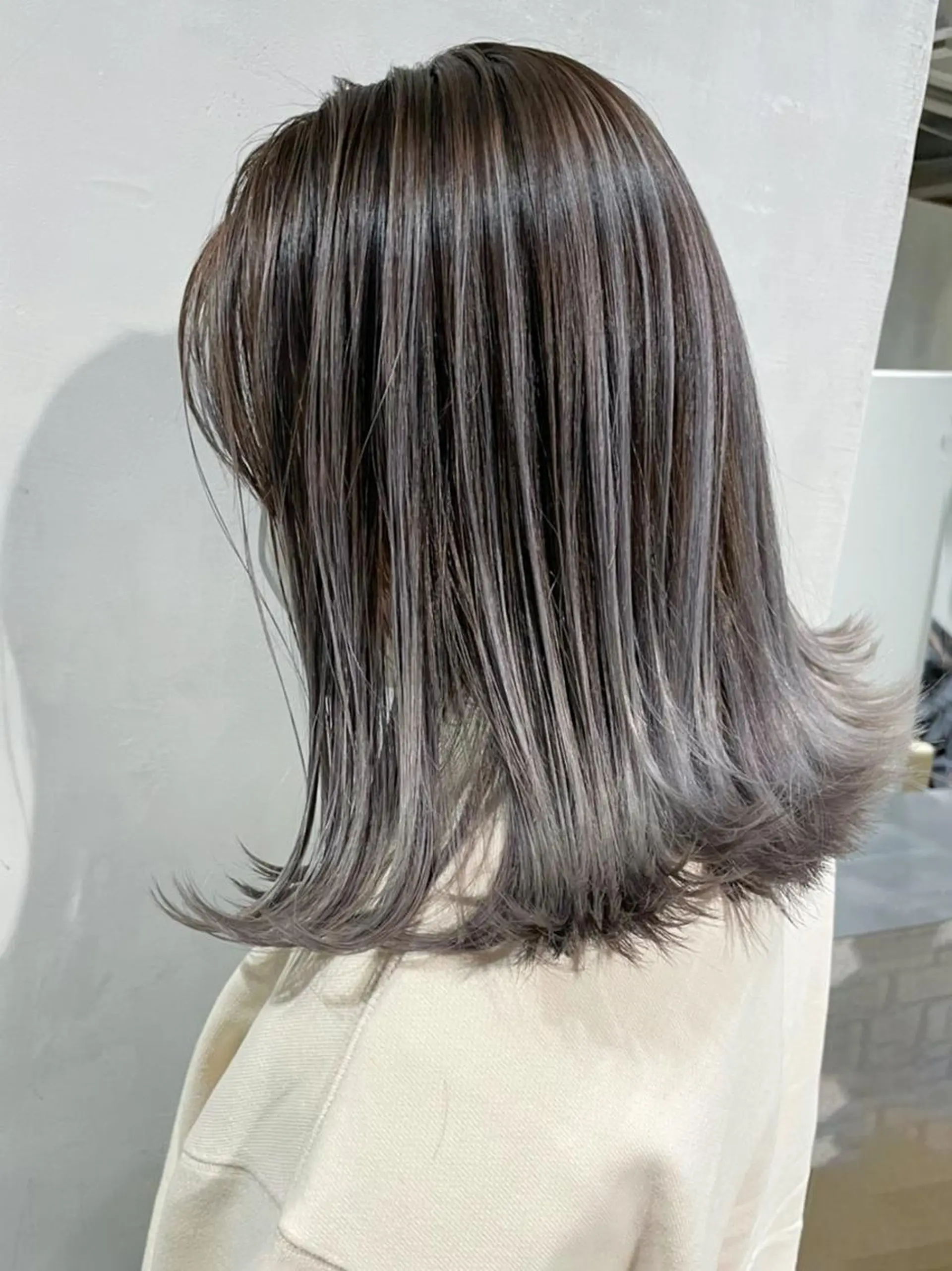 ミディアム カラー パーマ ヘアアレンジ シルバー ホワイトシルバー ITbyALBUM 浦和店のヘアスタイル