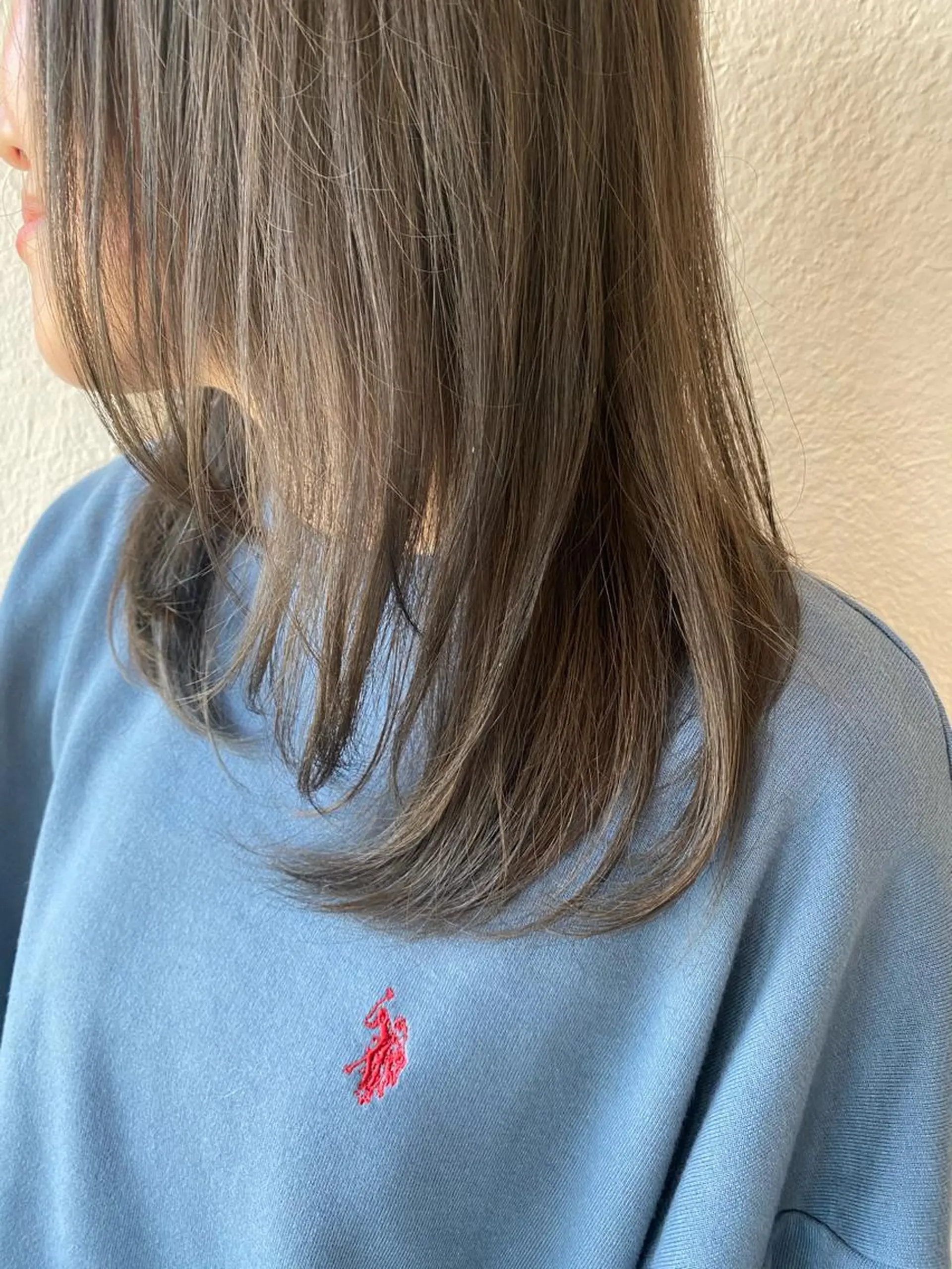 セミロング カラー ベージュカラー ブリーチ オリーブベージュ ヘアカラー 入江 志穂のヘアスタイル