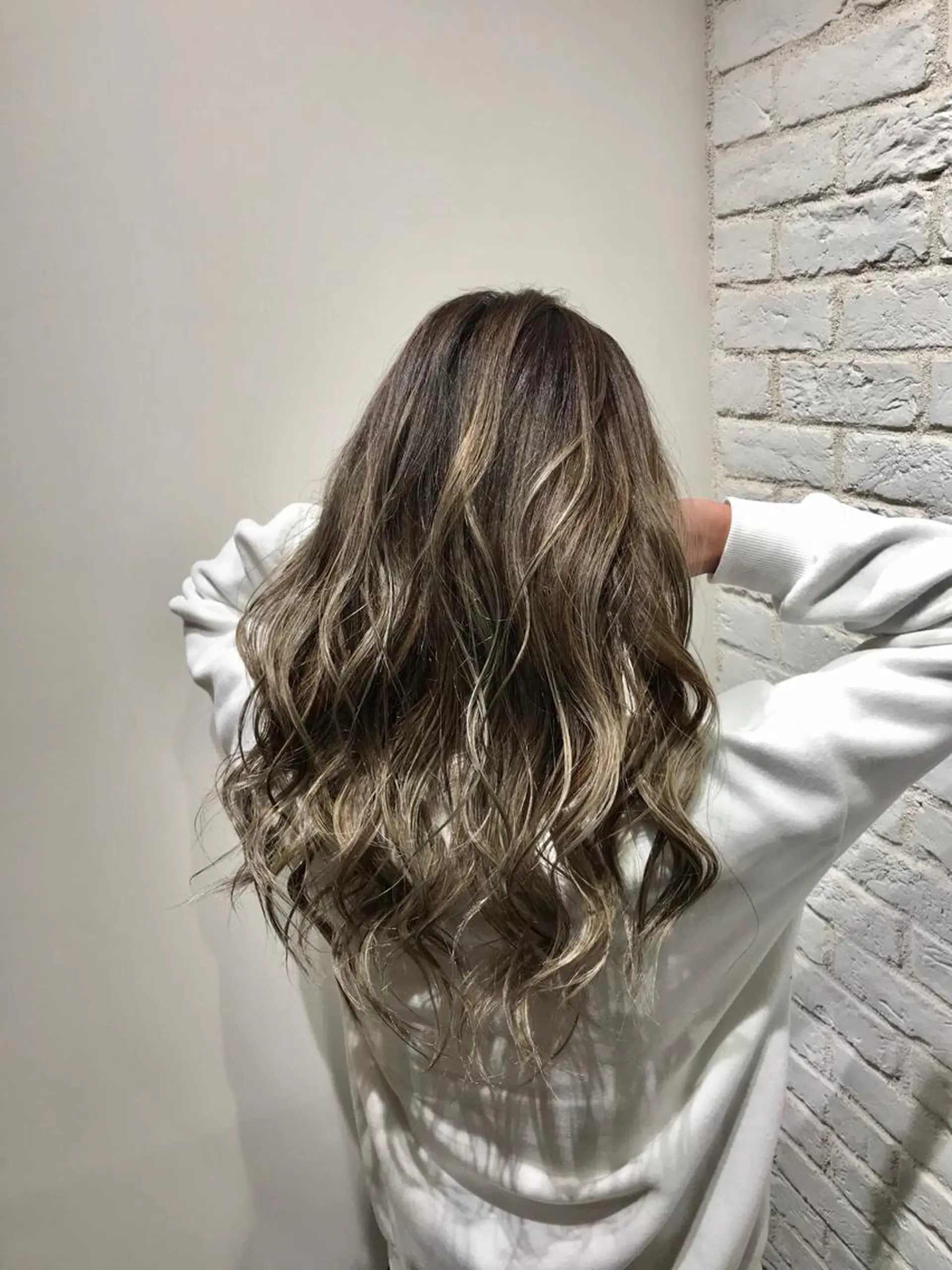 セミロング カラー ブロンド 外国人風カラー Neale. yumiの眉毛・アイブロウイメージ