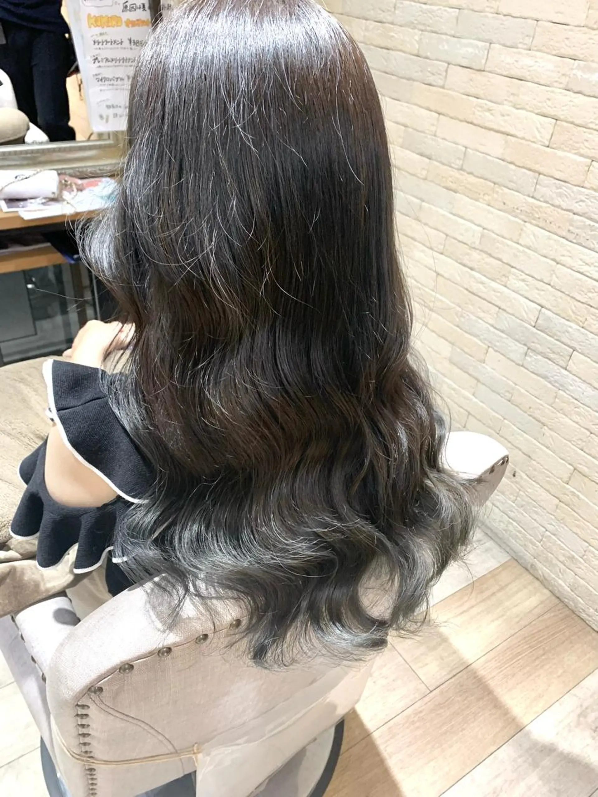 ロング カラー アッシュ アッシュグレー カット ヘアカラー トリートメント 上田 紗也のヘアスタイル