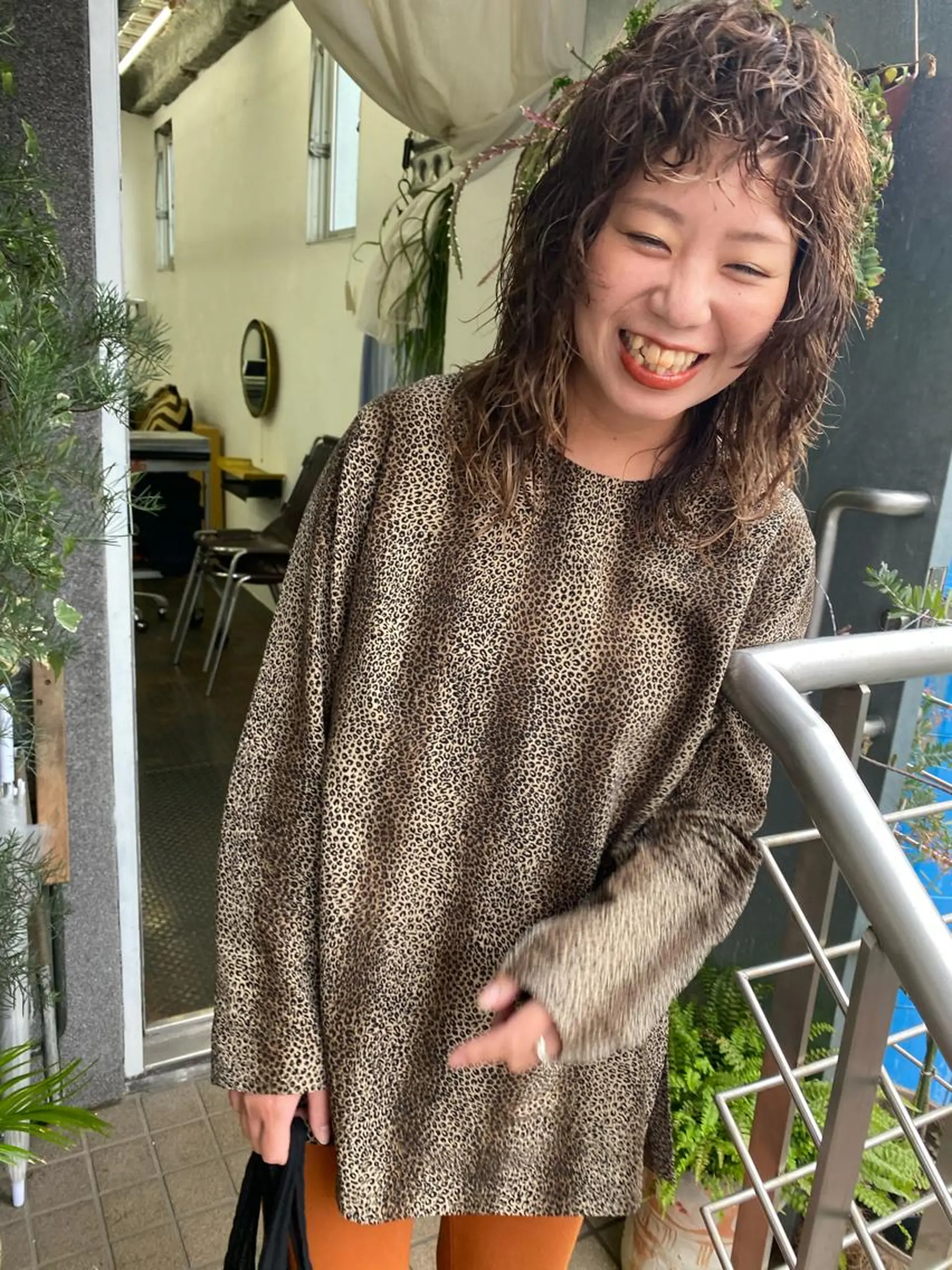 セミロング パーマ ハイライト レイヤーカット カット パーマ トリートメント qiie/長友 インナーカラーのヘアスタイル