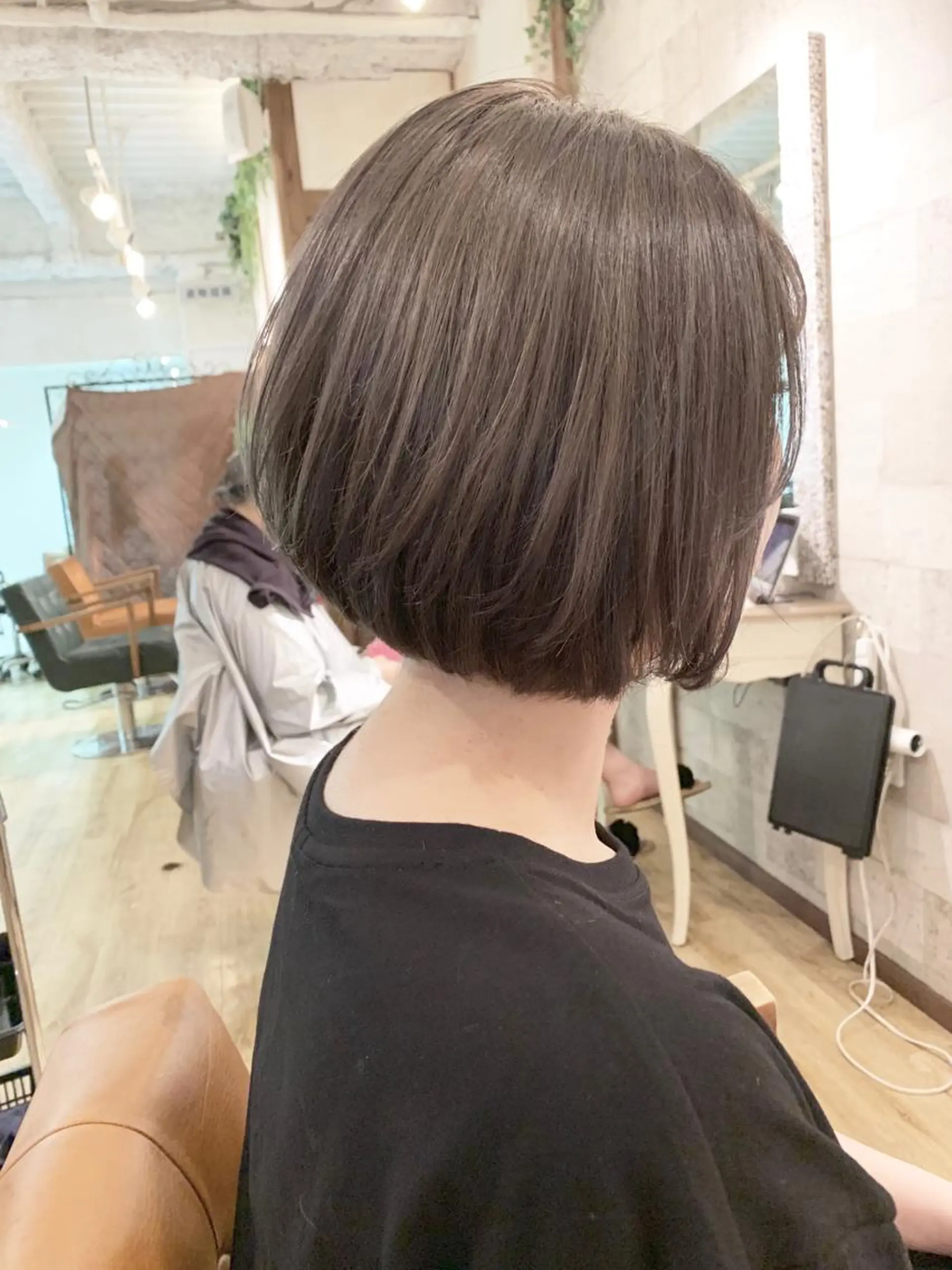 ショート カラー 切りっぱなしボブ ブリーチ グラデーションカラー グレージュ ボブ ヘアカラー SALOWIN(サロウィン)広島並木通り所属・田村和範/似合わせ カラー/縮毛矯正のヘアスタイル