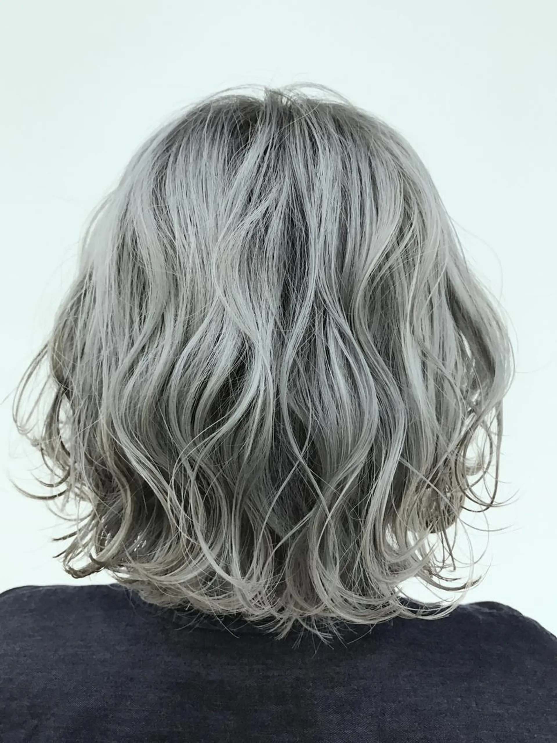 ミディアム カラー アディクシーカラー ブリーチ シルバー ヘアカラー Lee枚方所属・今里 弘樹のヘアスタイル