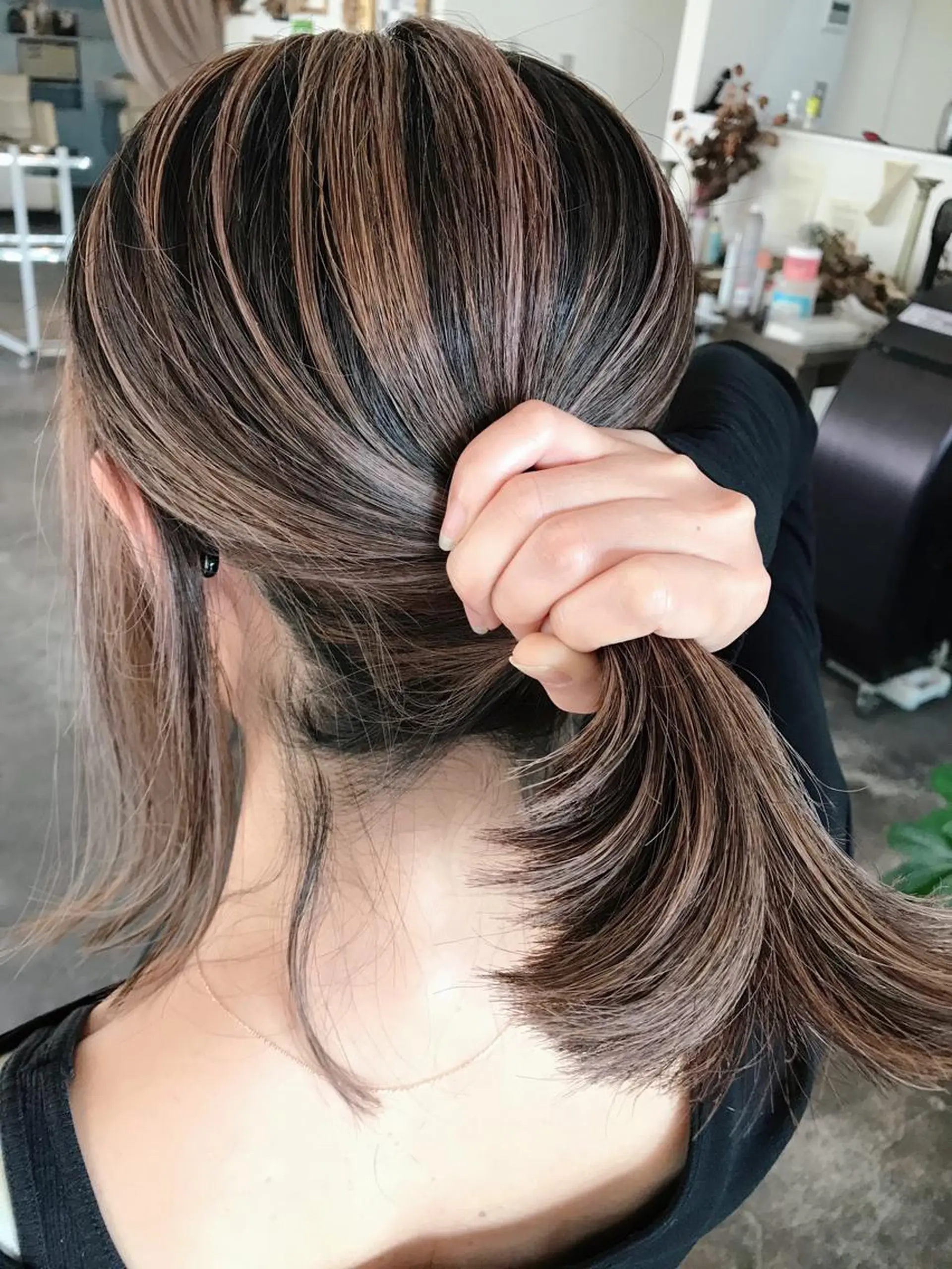 セミロング カラー パーマ ヘアアレンジ お団子ヘア 切りっぱなしボブ バレイヤージュ デザインカラー グラデーションカラー Mariana/ 鶴原-ハイライトのヘアスタイル